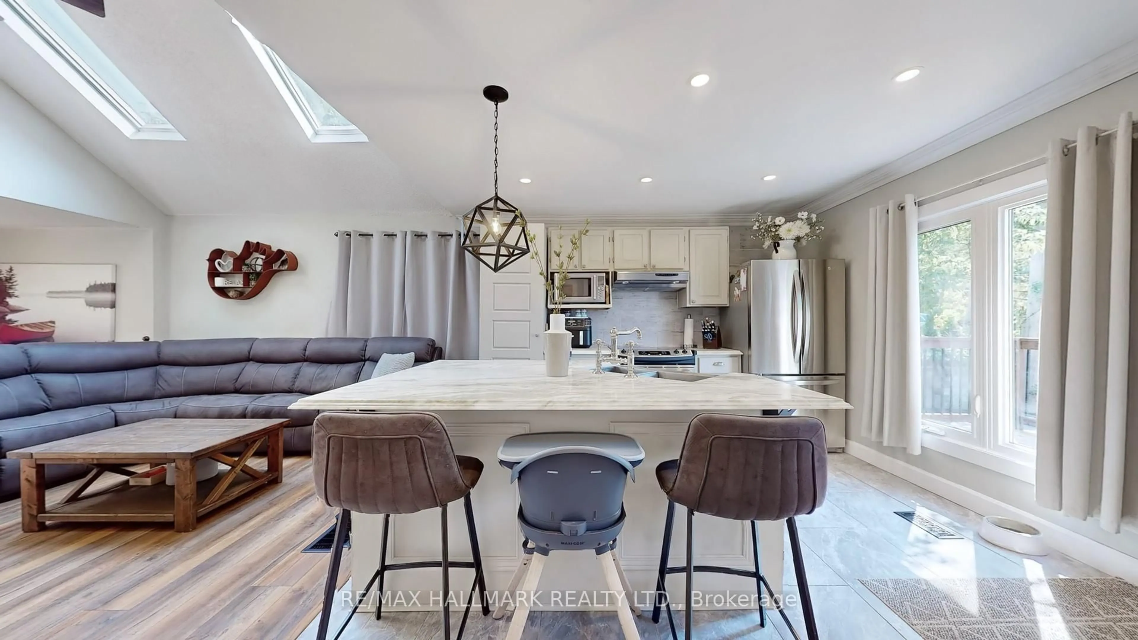 Open concept kitchen, ceramic/tile floor for 52 Windsor Dr, Whitchurch-Stouffville Ontario L4A 7X3