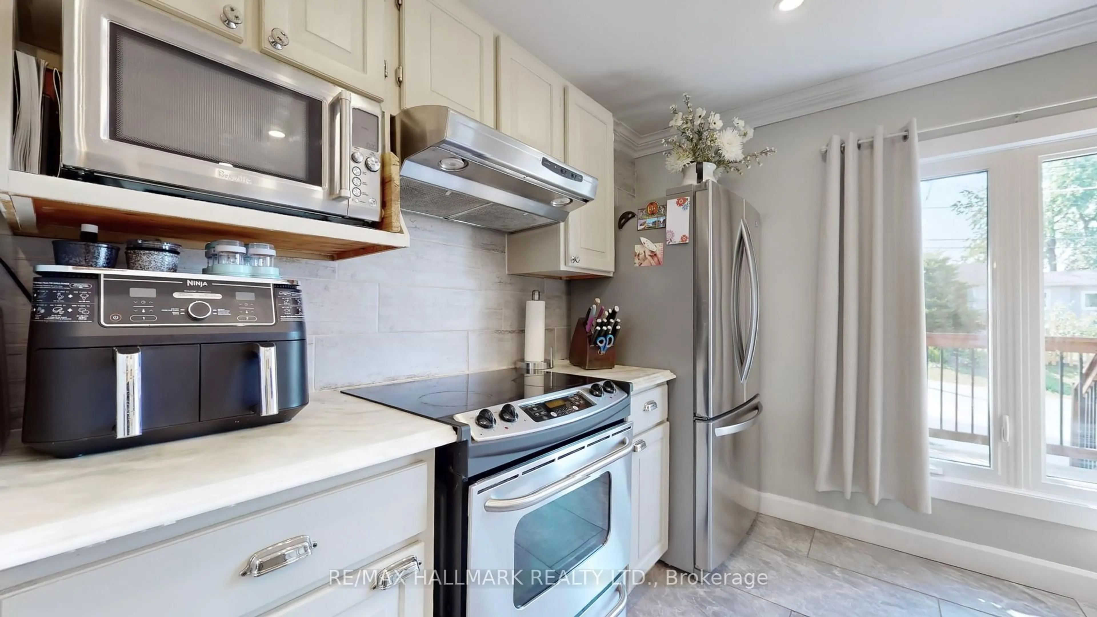 Standard kitchen, ceramic/tile floor for 52 Windsor Dr, Whitchurch-Stouffville Ontario L4A 7X3
