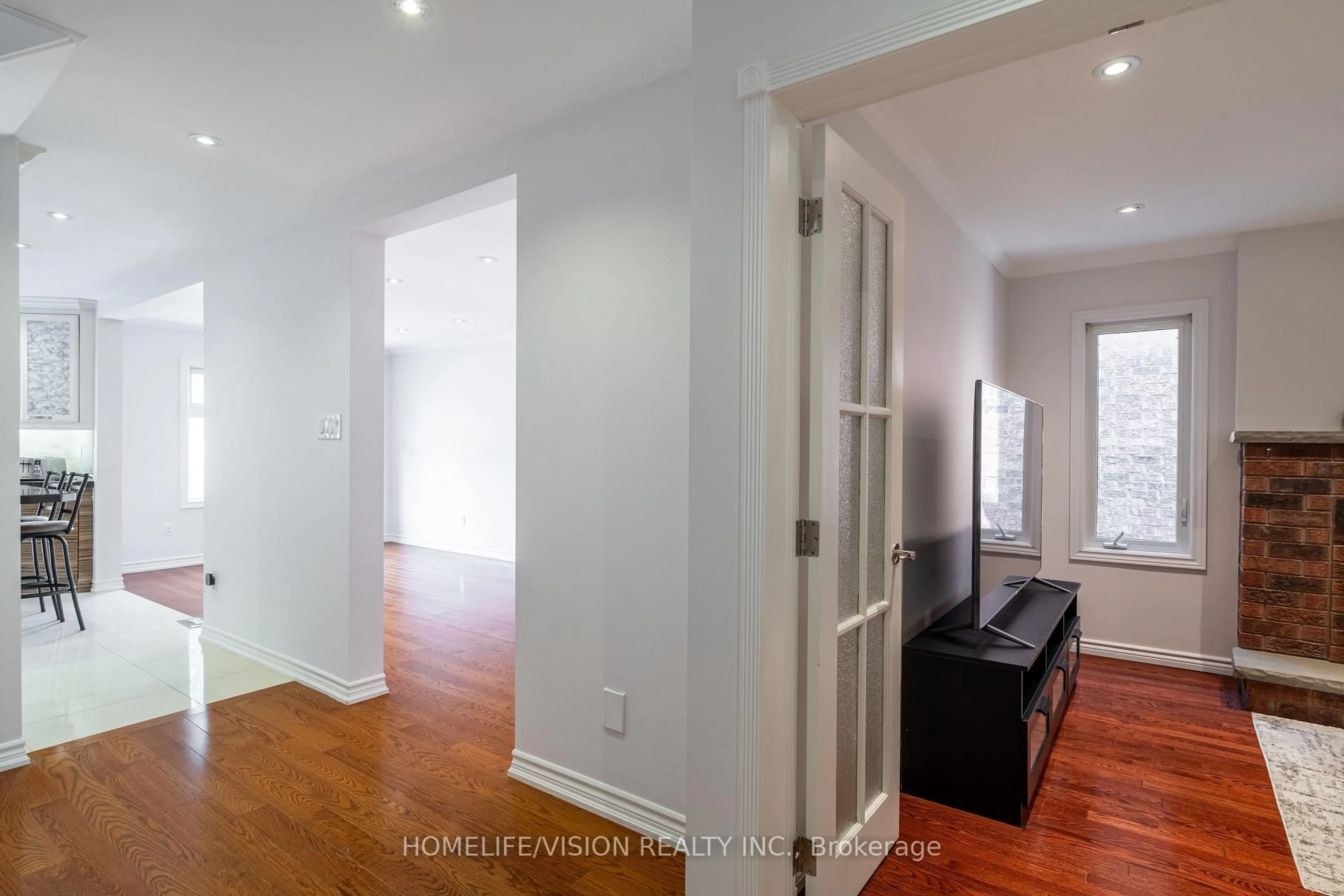 Indoor entryway for 32 Mountfield Cres, Vaughan Ontario L4J 7E8