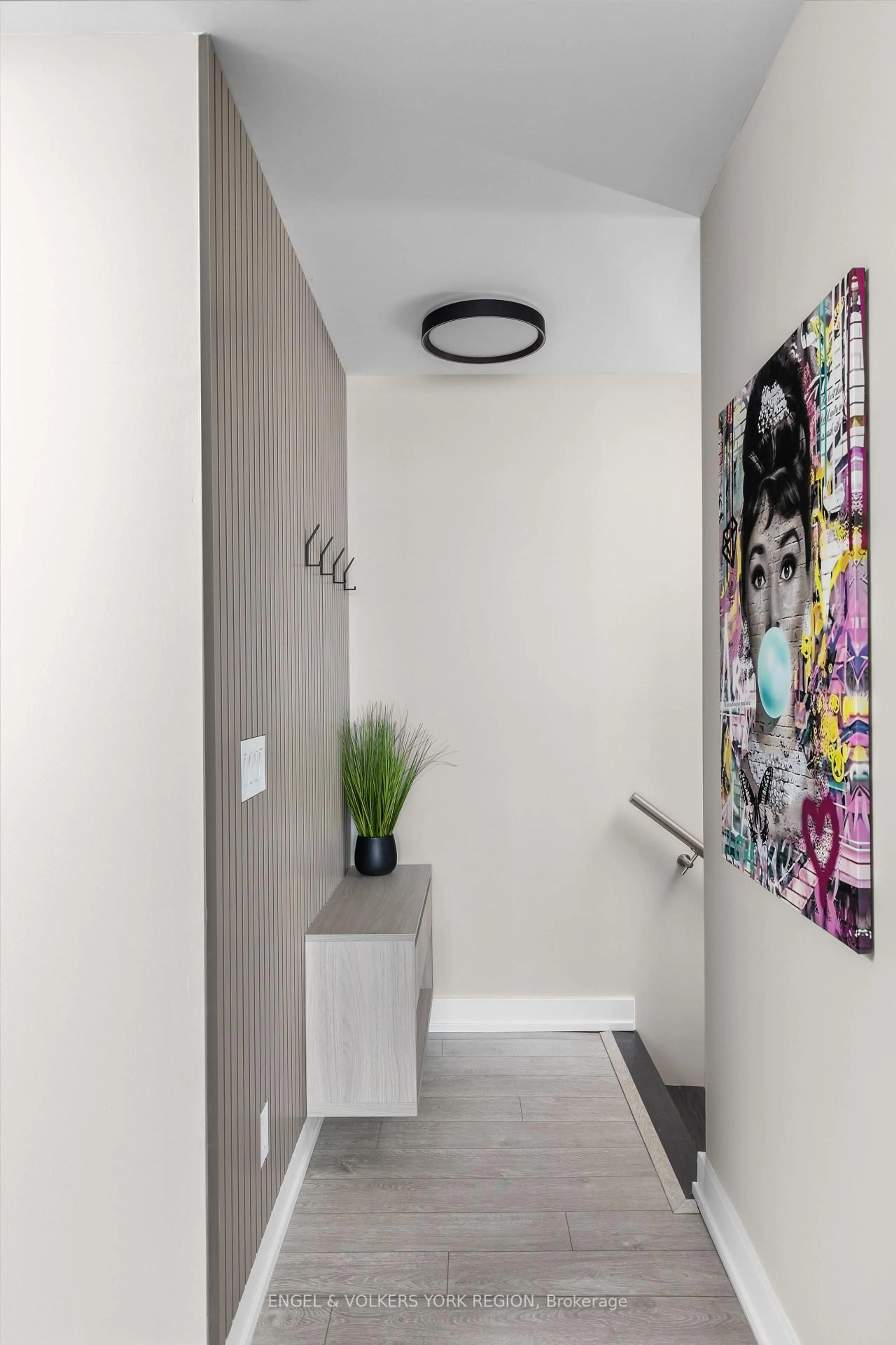 Indoor entryway for 317 Broward Way #110, Innisfil Ontario L9S 0M6