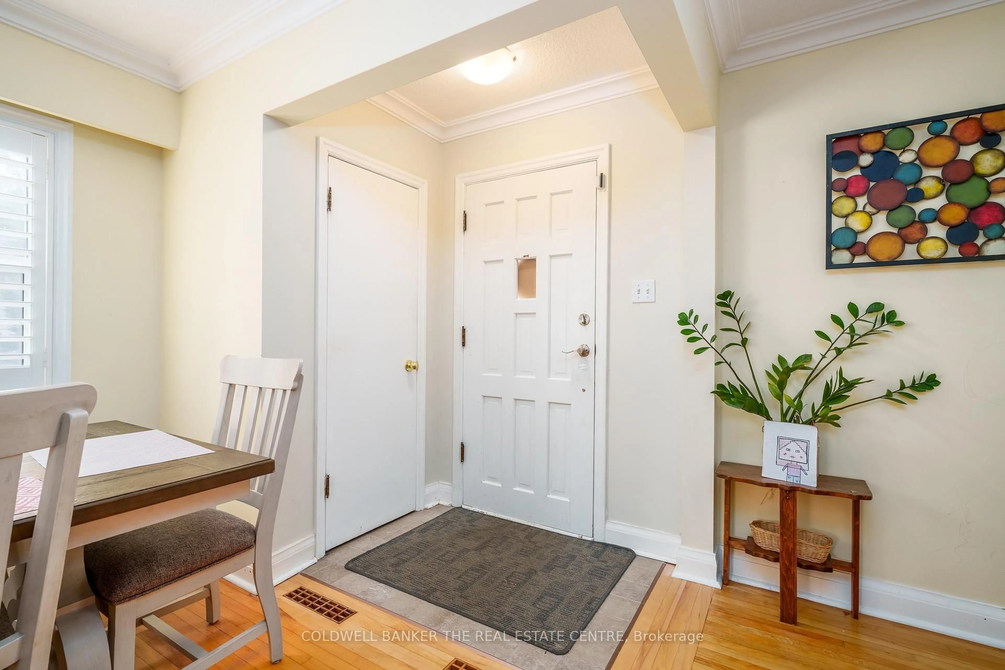 Indoor entryway for 19307 Yonge St, East Gwillimbury Ontario L9N 1L1
