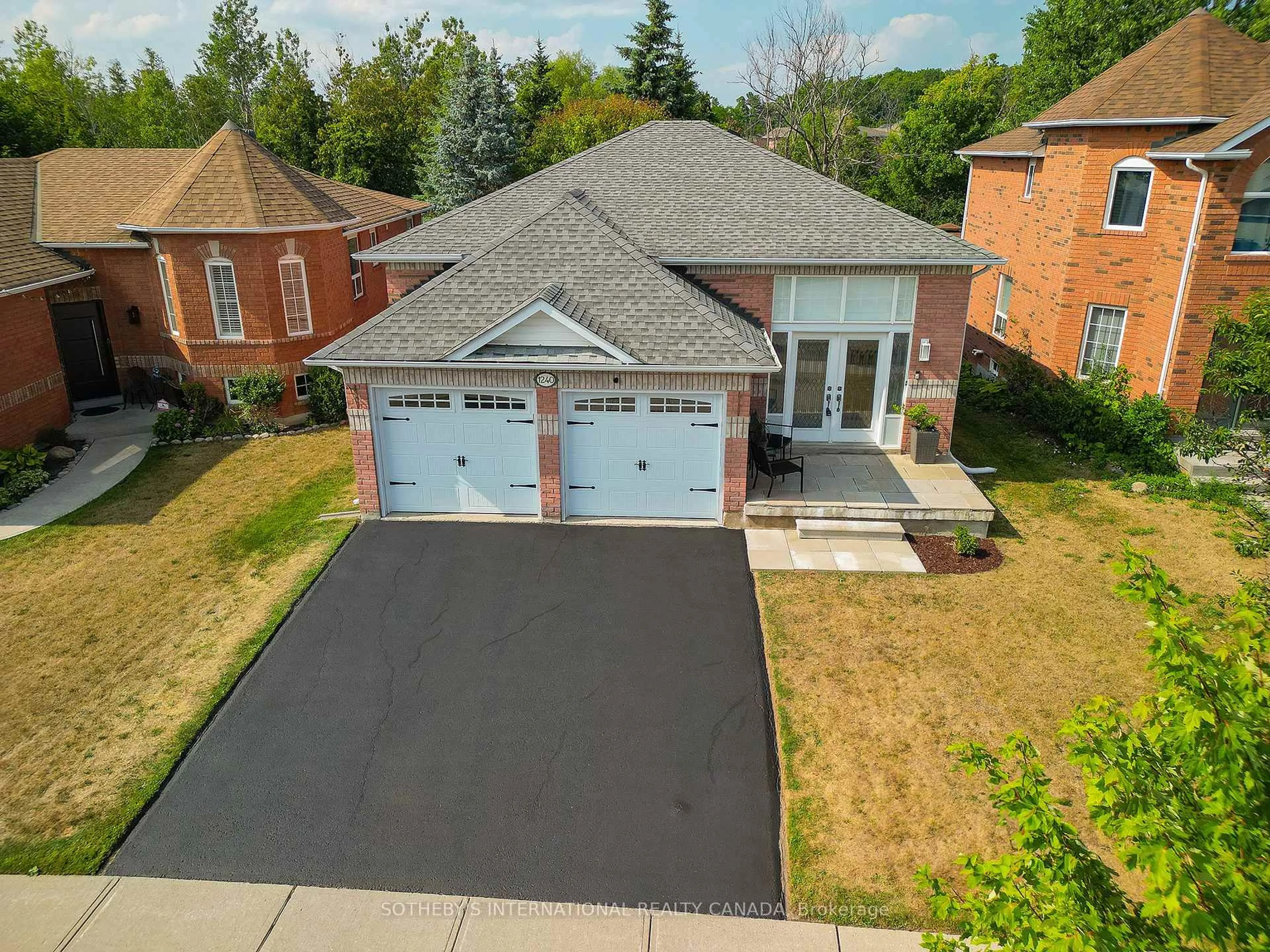 A pic from outside/outdoor area/front of a property/back of a property/a pic from drone, street for 1240 Forest St, Innisfil Ontario L9S 1Z6