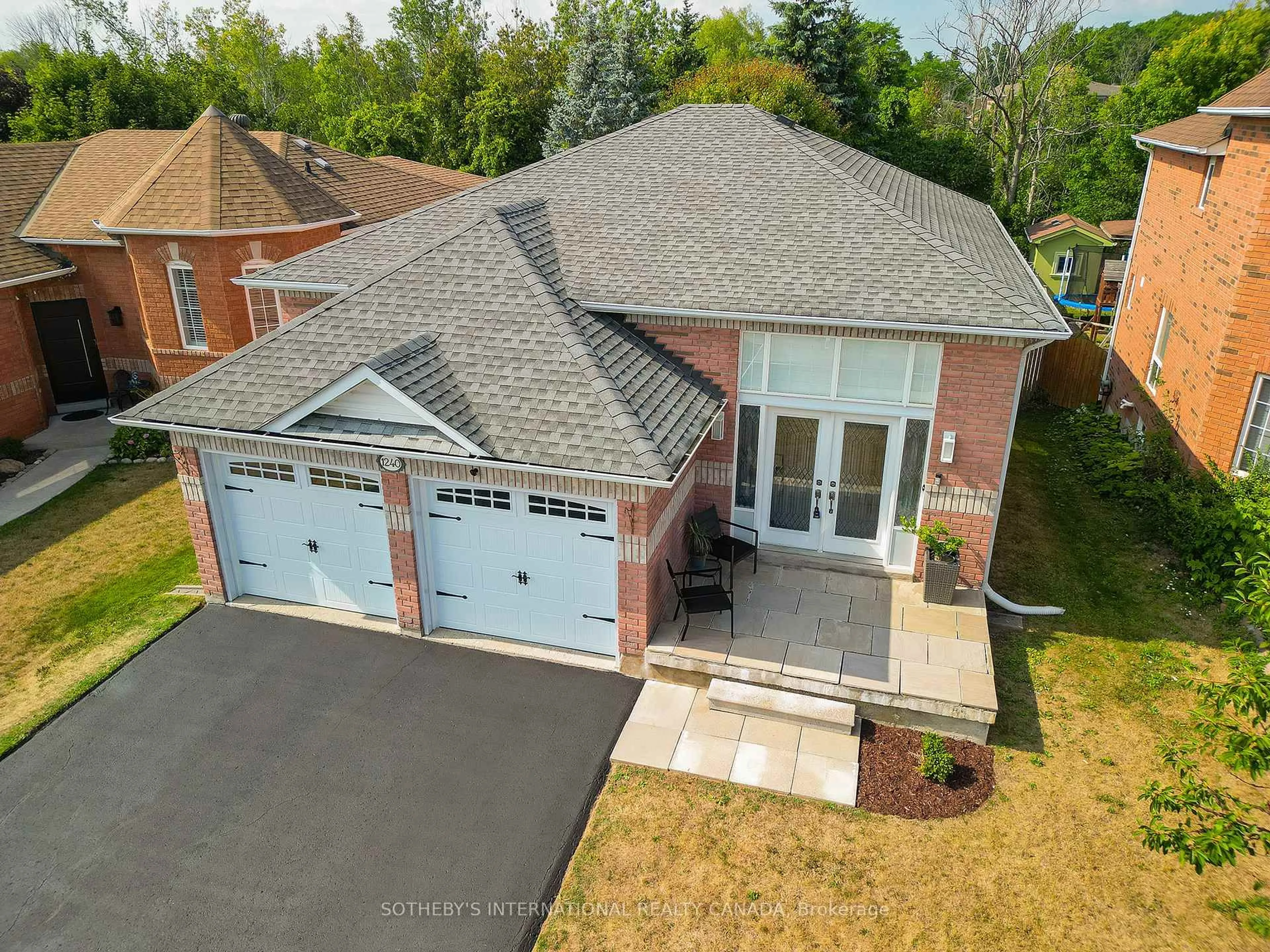 A pic from outside/outdoor area/front of a property/back of a property/a pic from drone, street for 1240 Forest St, Innisfil Ontario L9S 1Z6