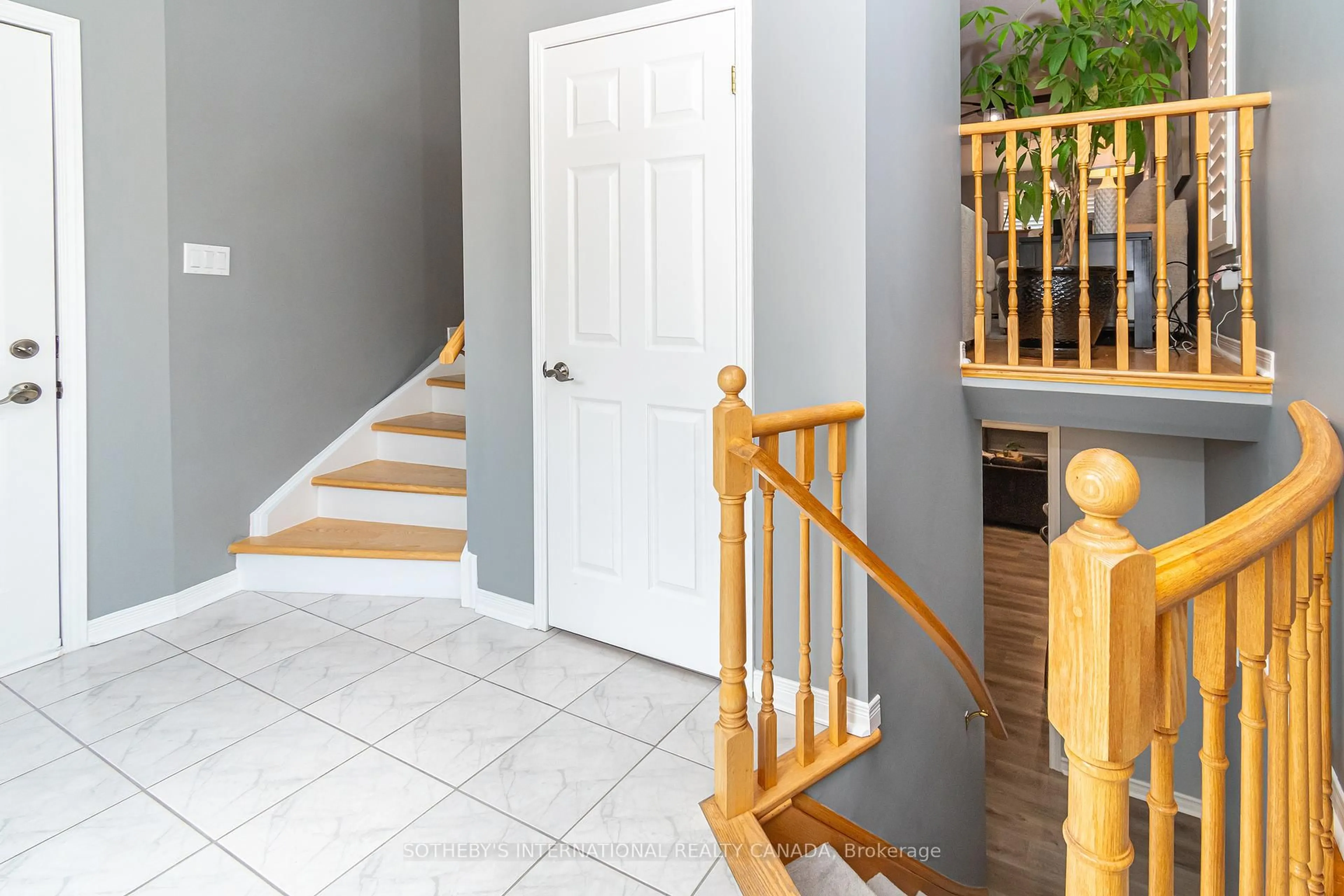 Indoor entryway for 1240 Forest St, Innisfil Ontario L9S 1Z6