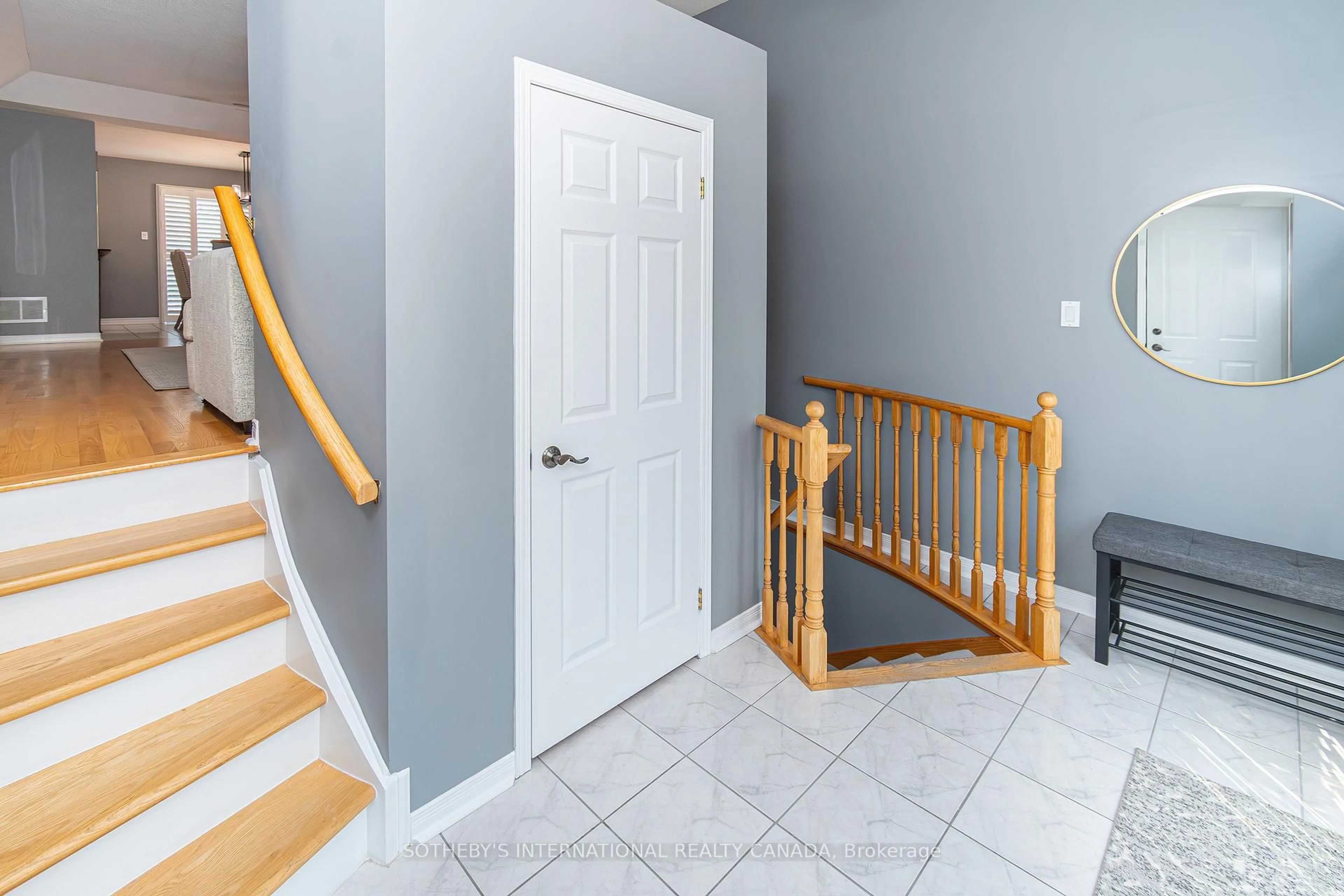 Indoor entryway for 1240 Forest St, Innisfil Ontario L9S 1Z6