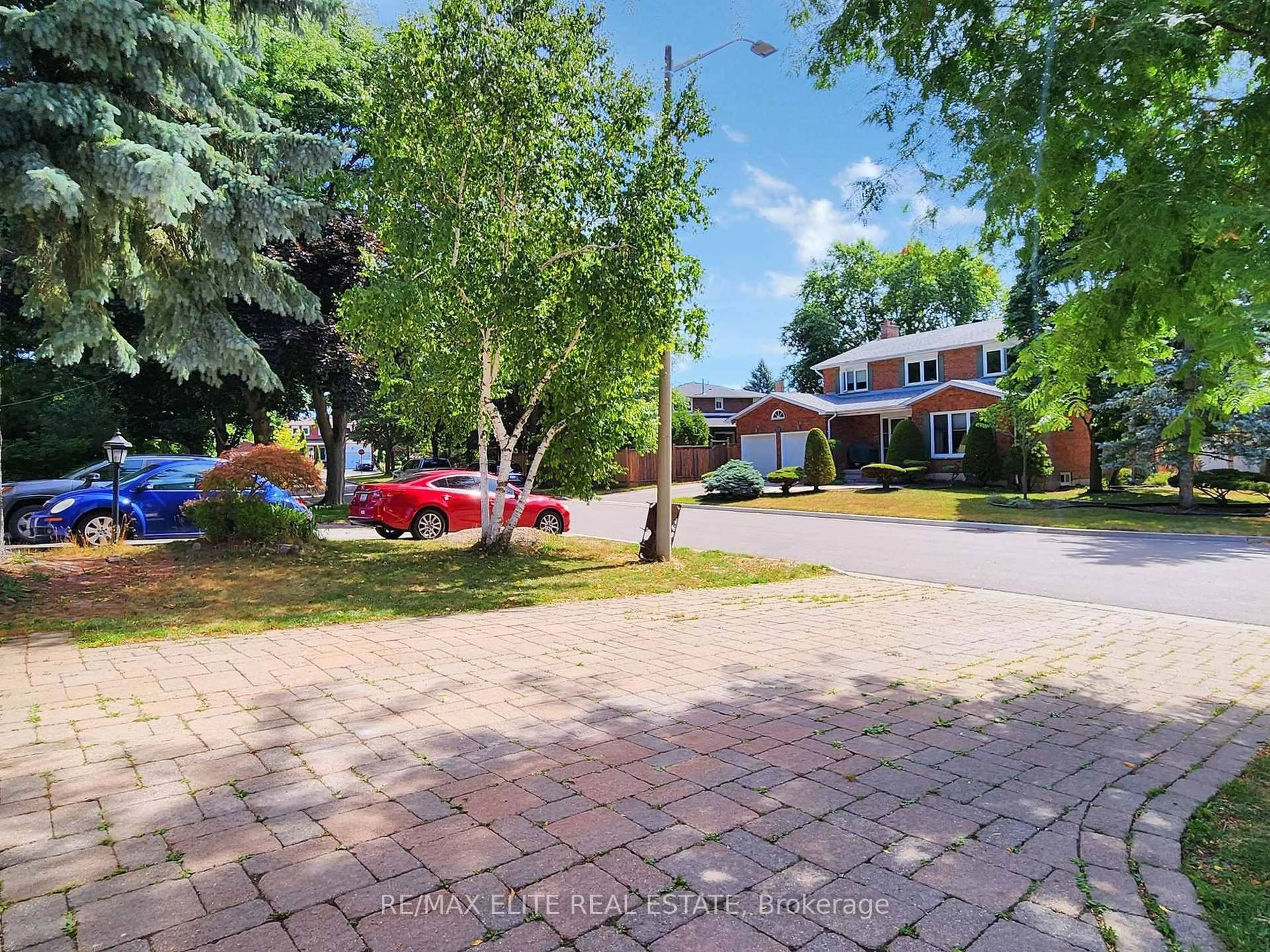 A pic from outside/outdoor area/front of a property/back of a property/a pic from drone, street for 8 Millpond Pl, Markham Ontario L3P 6M4