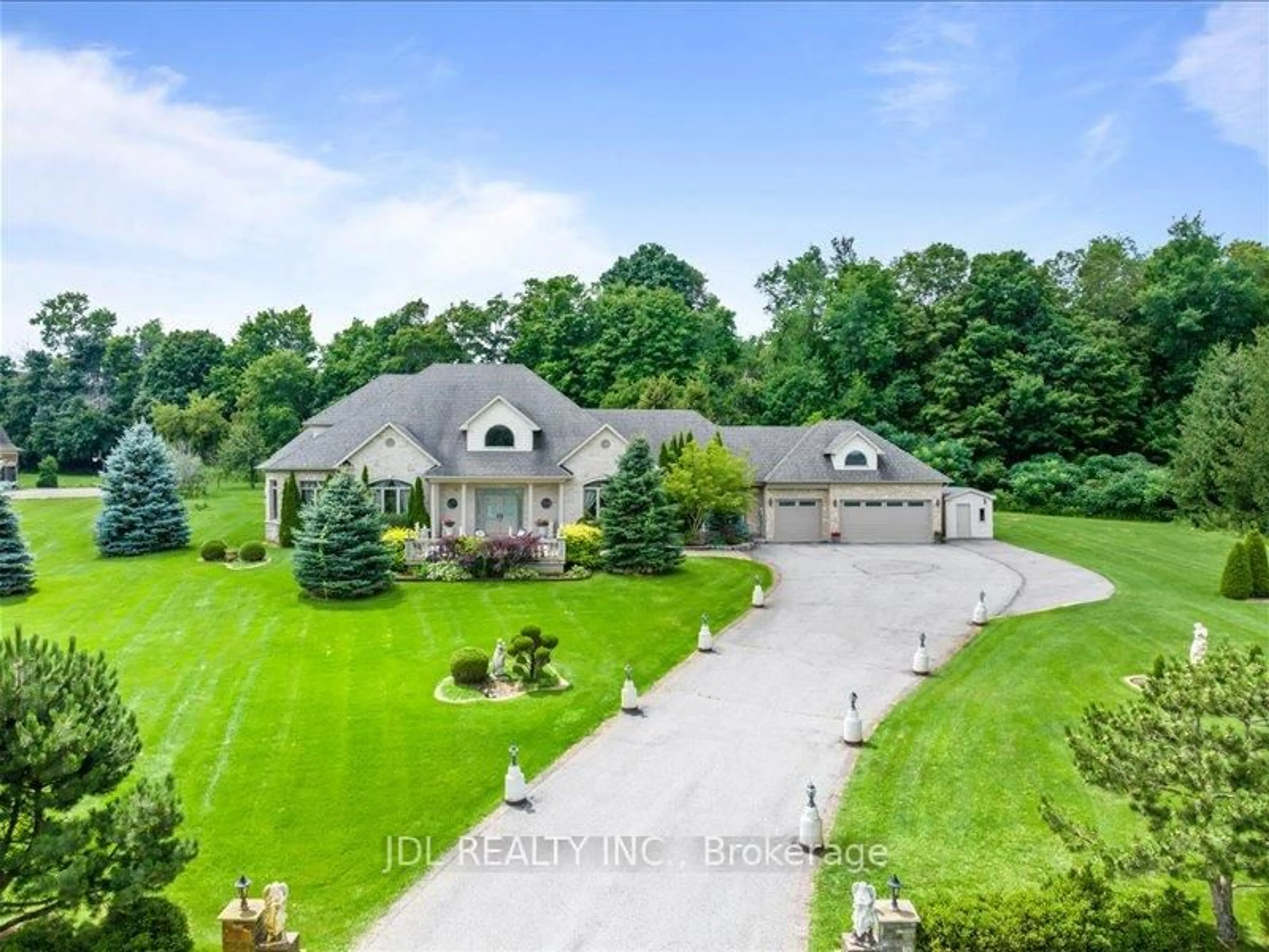 A pic from outside/outdoor area/front of a property/back of a property/a pic from drone, mountain view for 15 Lake Woods Dr, Whitchurch-Stouffville Ontario L4A 1P9