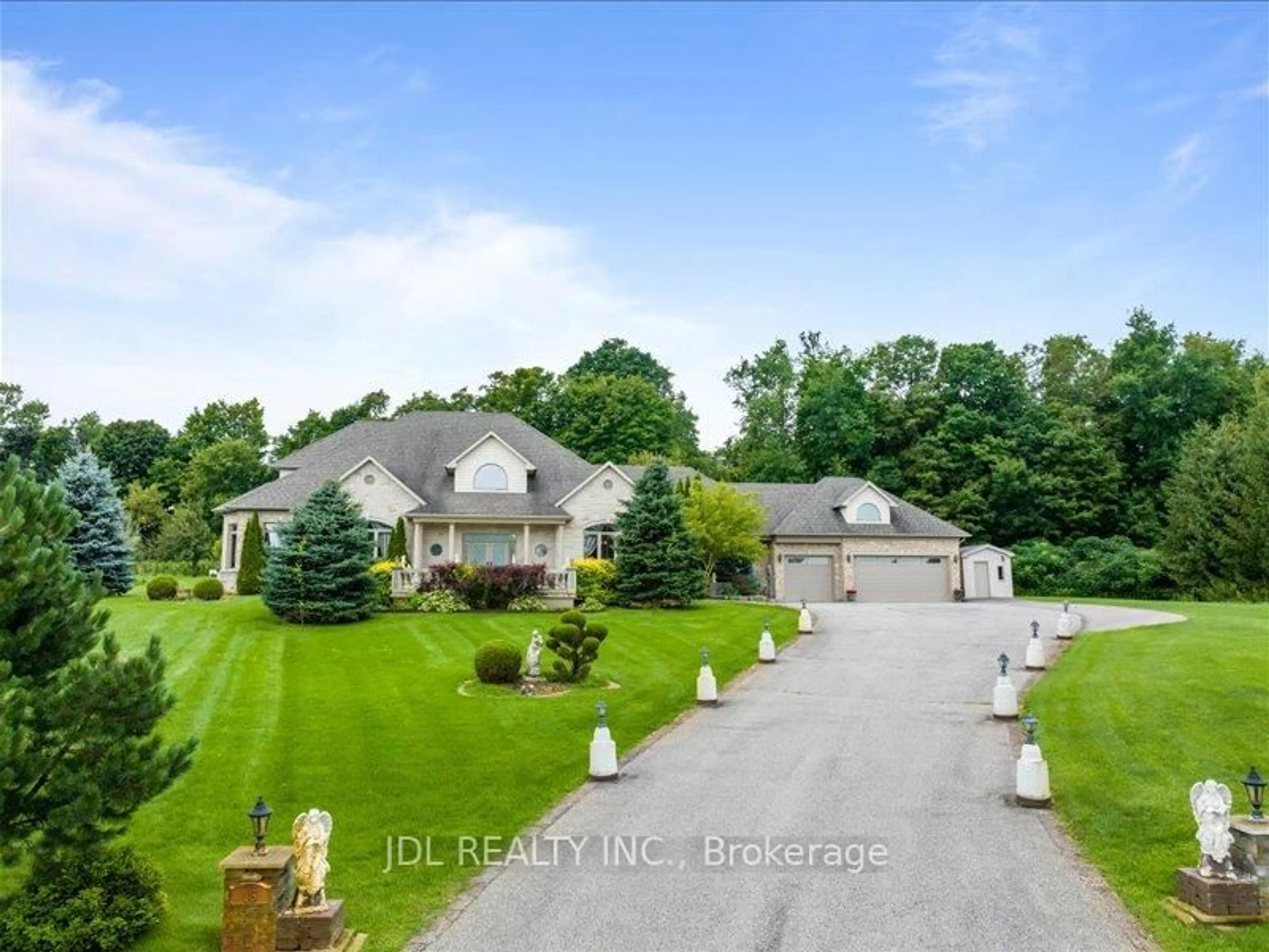 A pic from outside/outdoor area/front of a property/back of a property/a pic from drone, water/lake/river/ocean view for 15 Lake Woods Dr, Whitchurch-Stouffville Ontario L4A 1P9