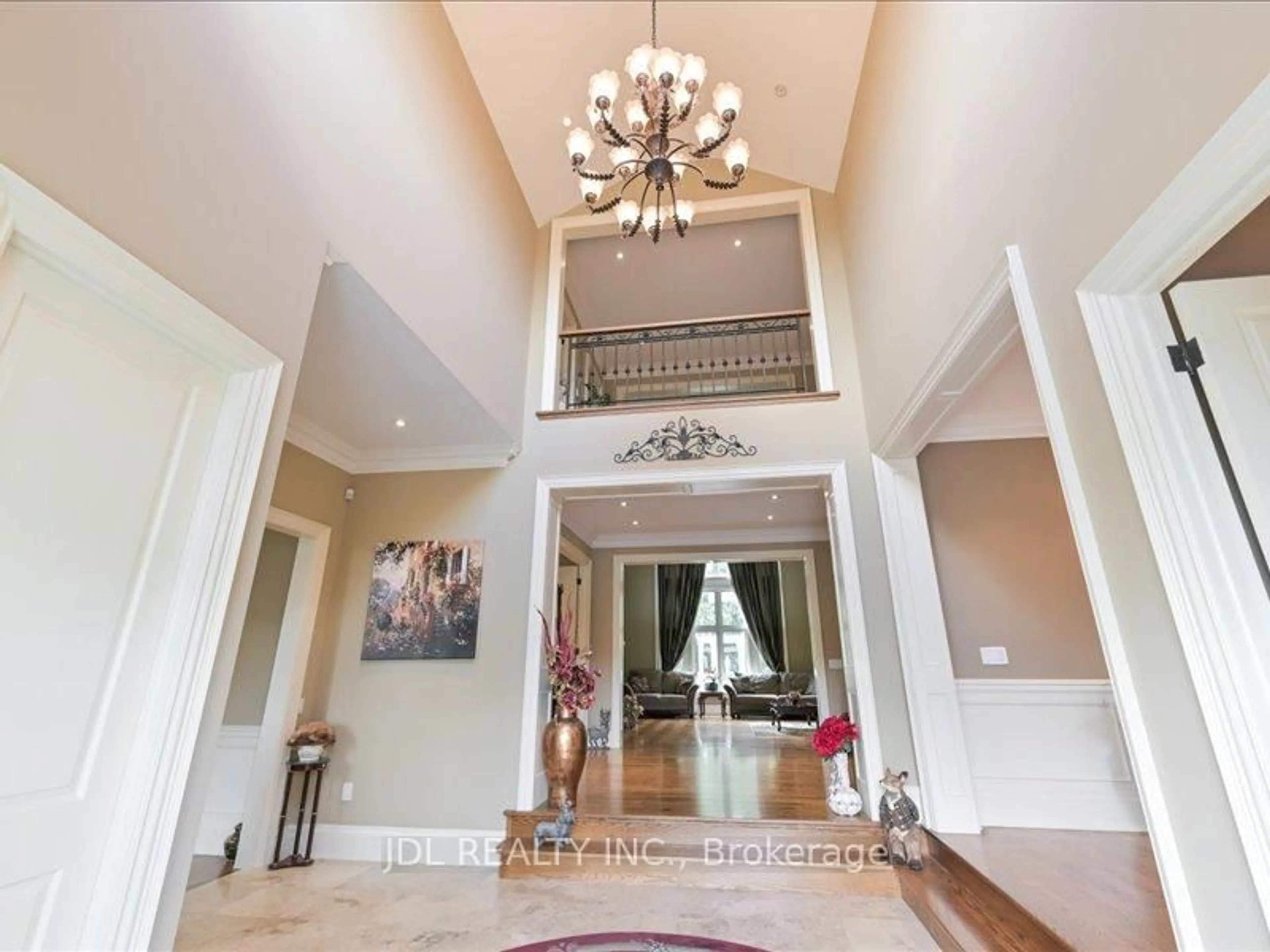 Indoor foyer for 15 Lake Woods Dr, Whitchurch-Stouffville Ontario L4A 1P9