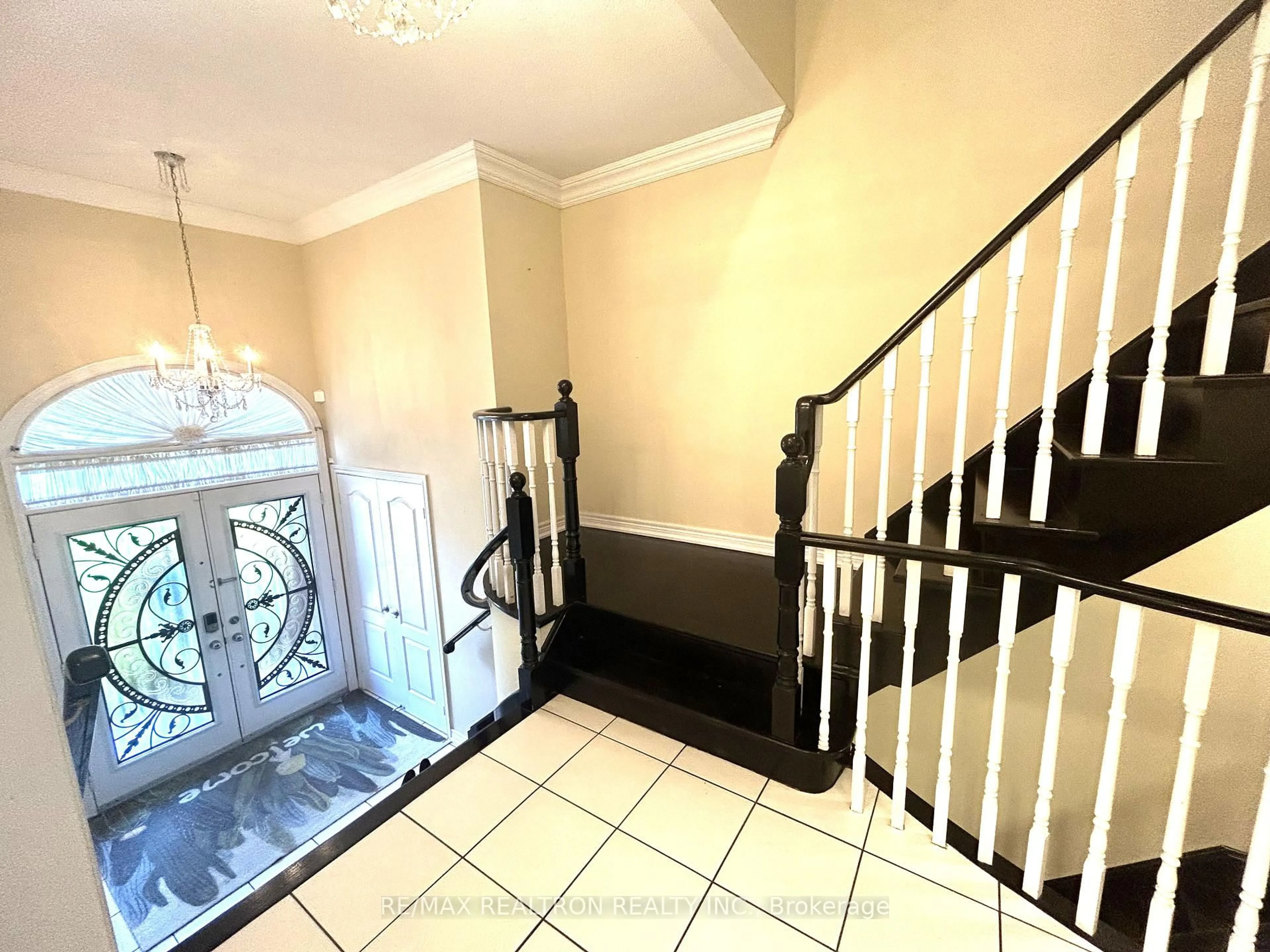 Indoor foyer for 8 Harvest Crt, Richmond Hill Ontario L4E 4V3
