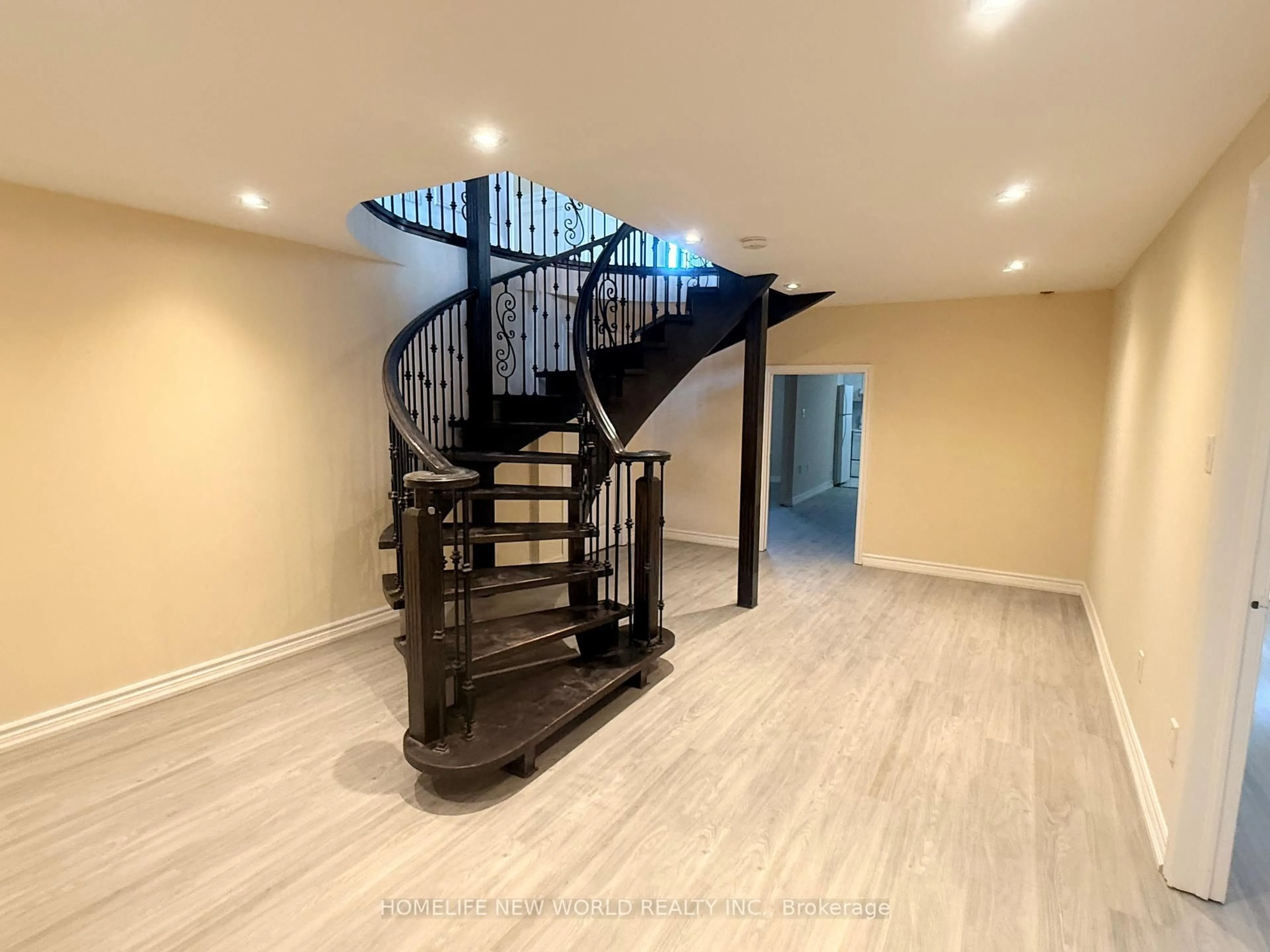 Indoor foyer for 2 Gatewood Crt, Richmond Hill Ontario L4B 2L5