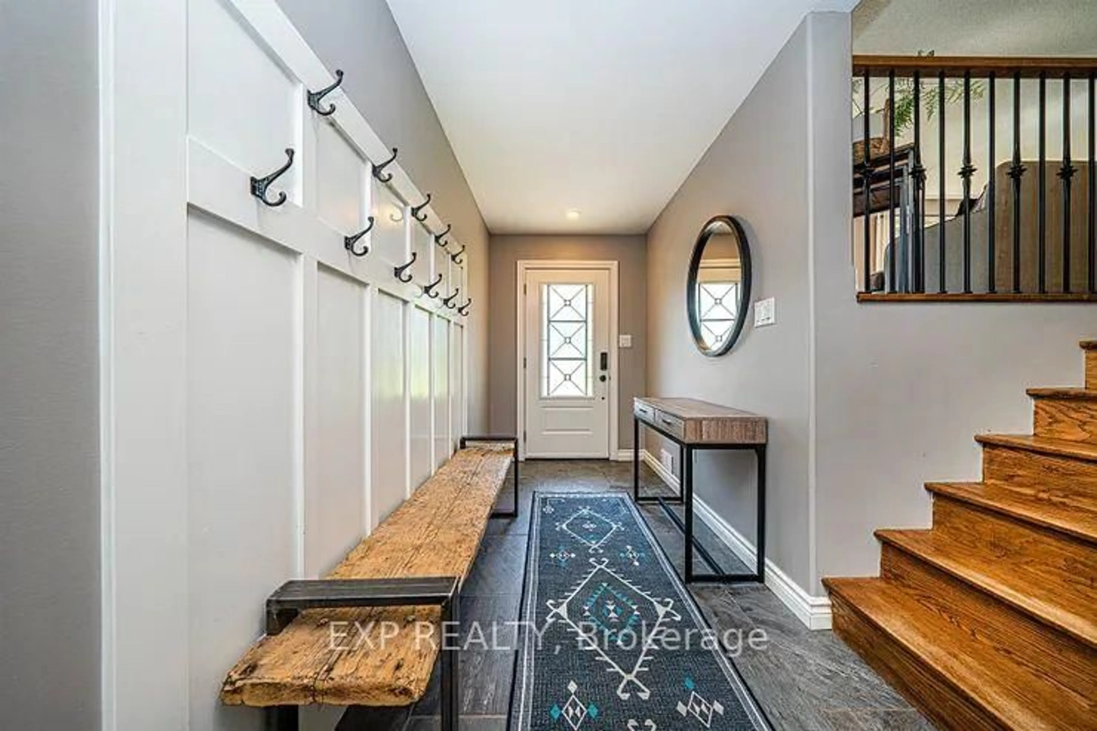 Indoor entryway for 58 Sandra Dr, Georgina Ontario L0E 1R0