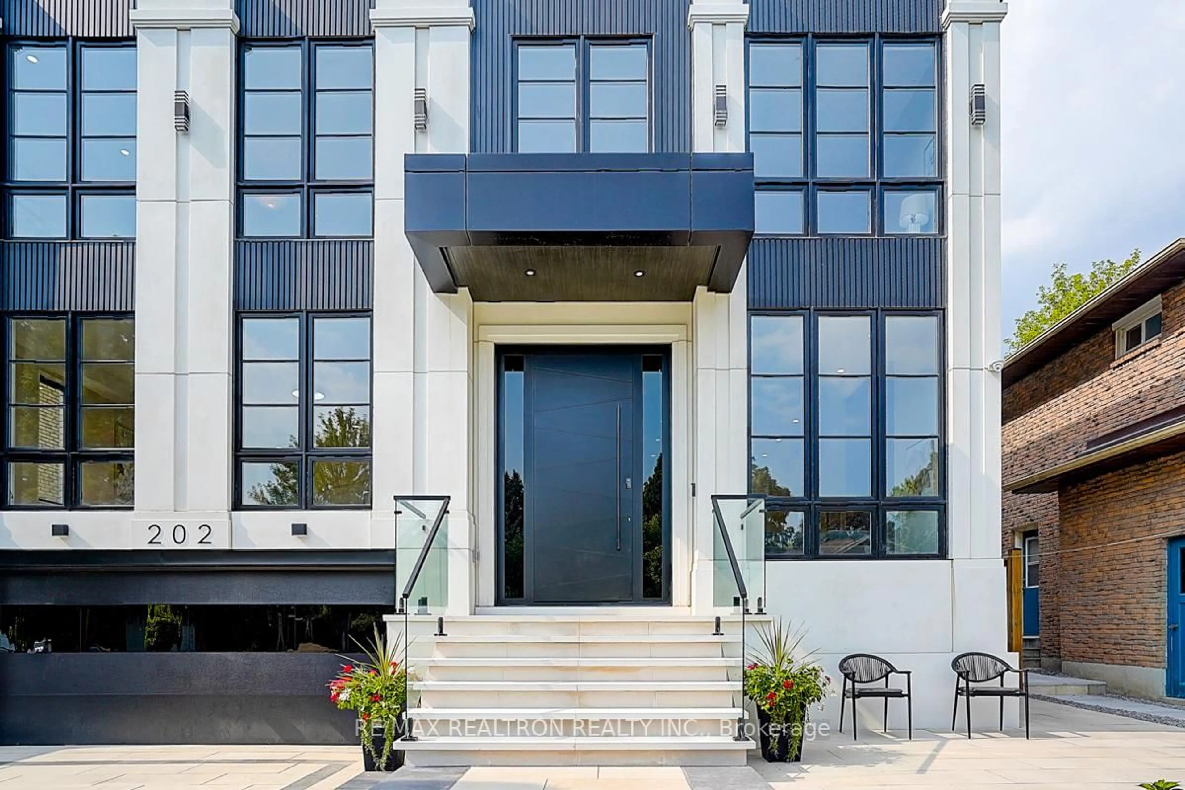 Indoor entryway for 202 Carlton Rd, Markham Ontario L3R 3L8