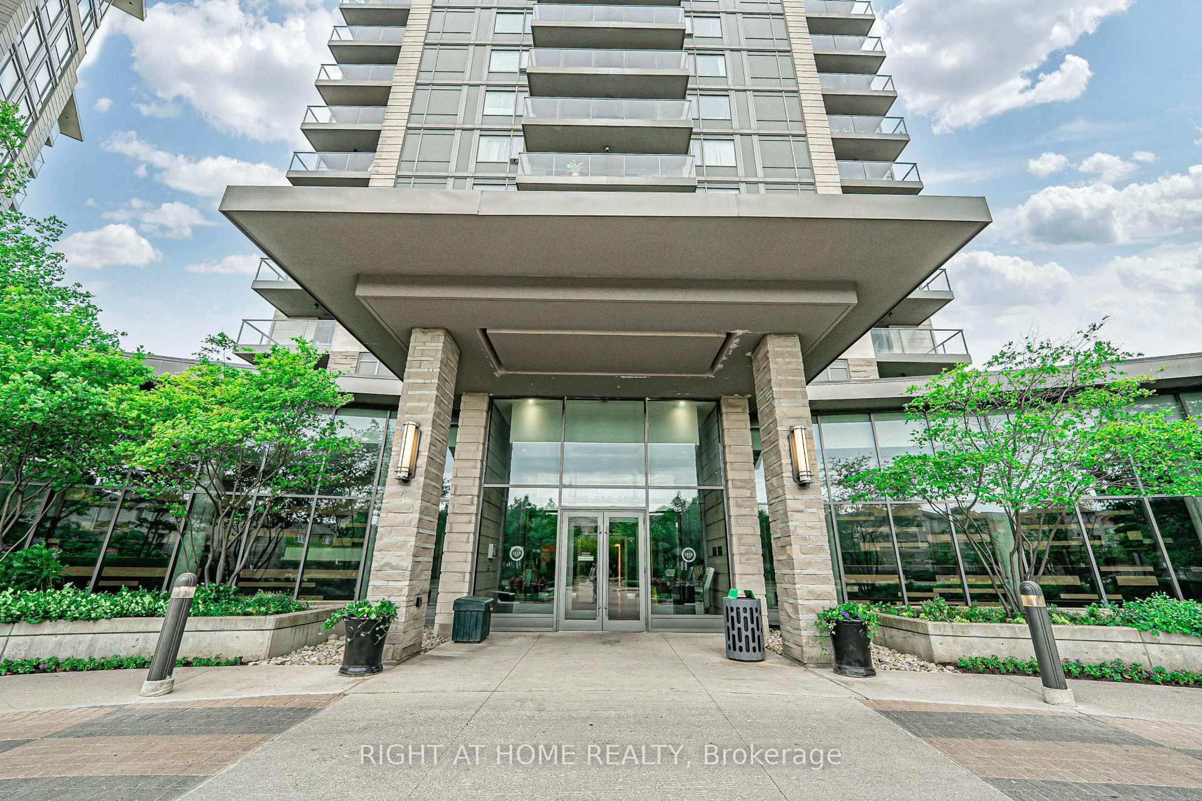 Indoor foyer for 273 South Park Rd #809, Markham Ontario L3T 0B5