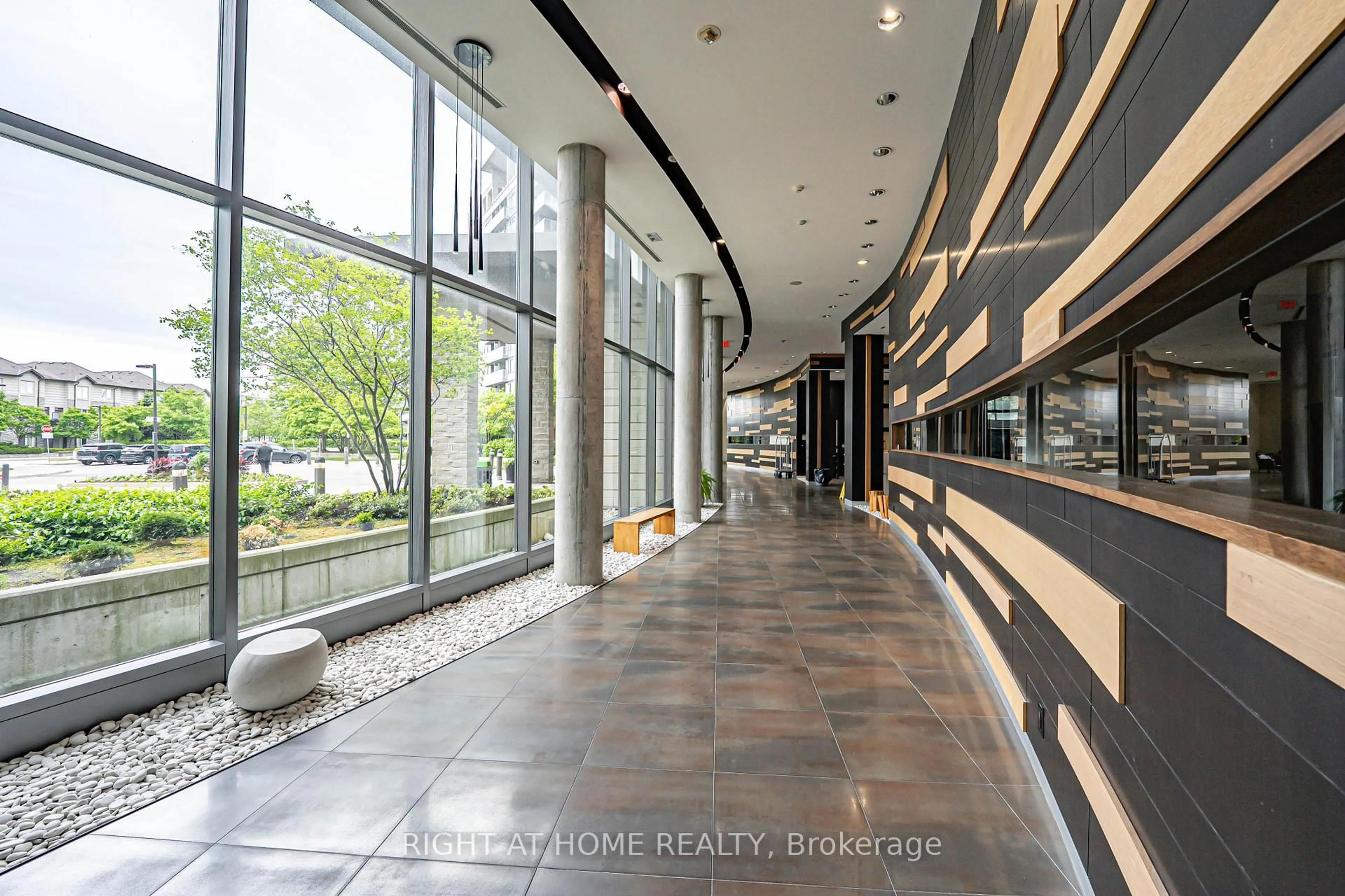 Indoor foyer for 273 South Park Rd #809, Markham Ontario L3T 0B5