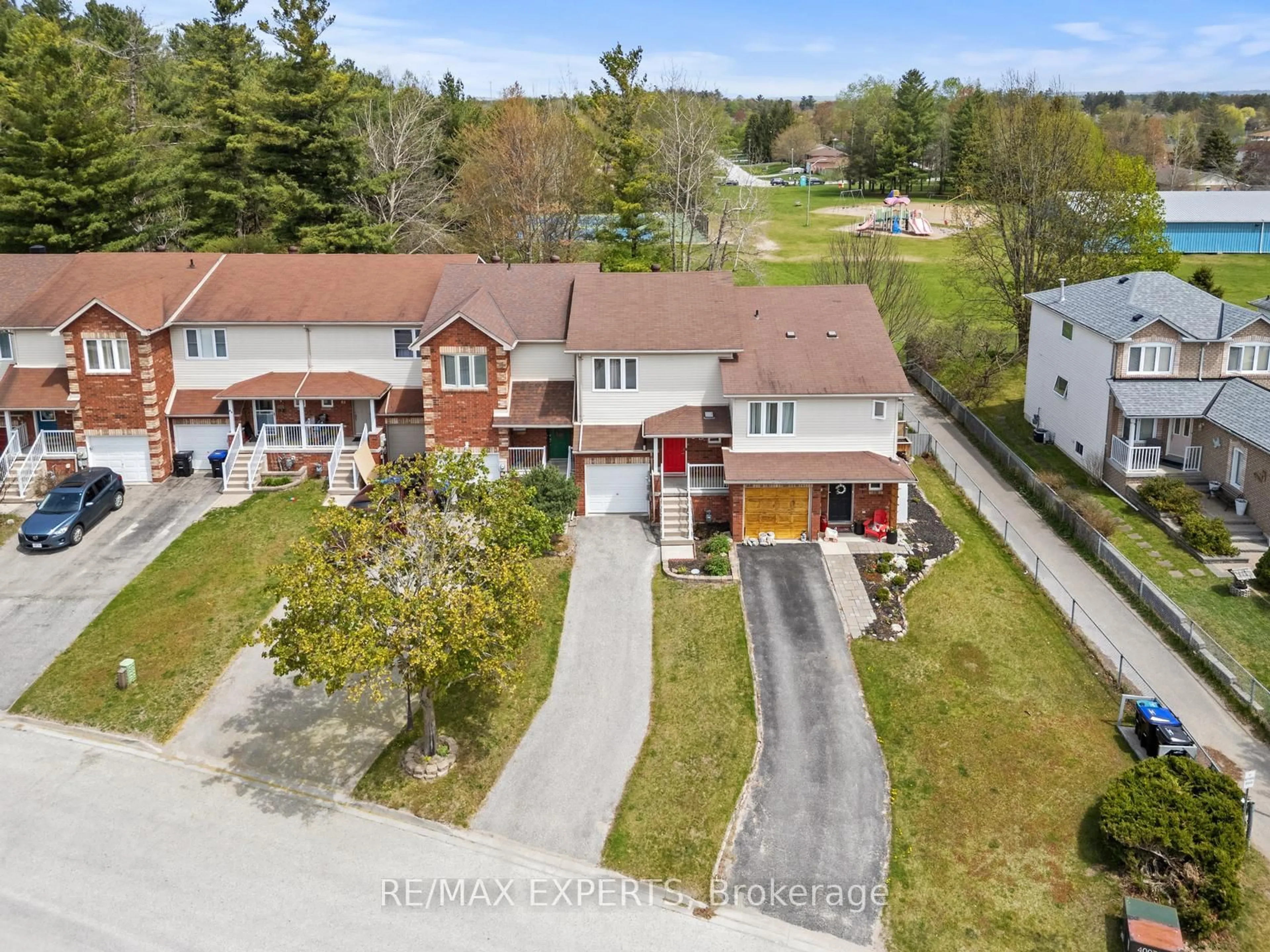 A pic from outside/outdoor area/front of a property/back of a property/a pic from drone, street for 89 Parkside Cres, Essa Ontario L3W 0K9