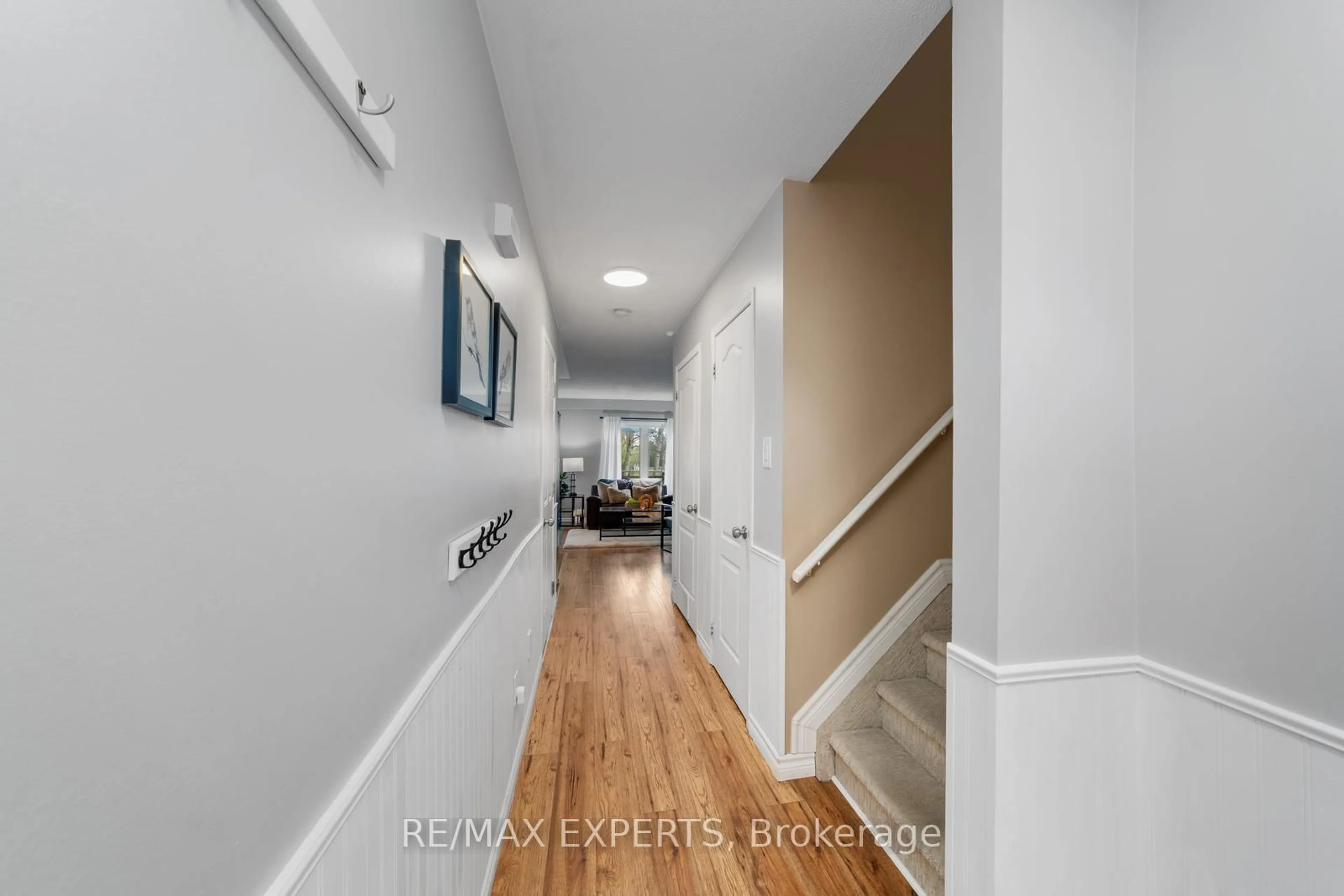 Indoor entryway for 89 Parkside Cres, Essa Ontario L3W 0K9