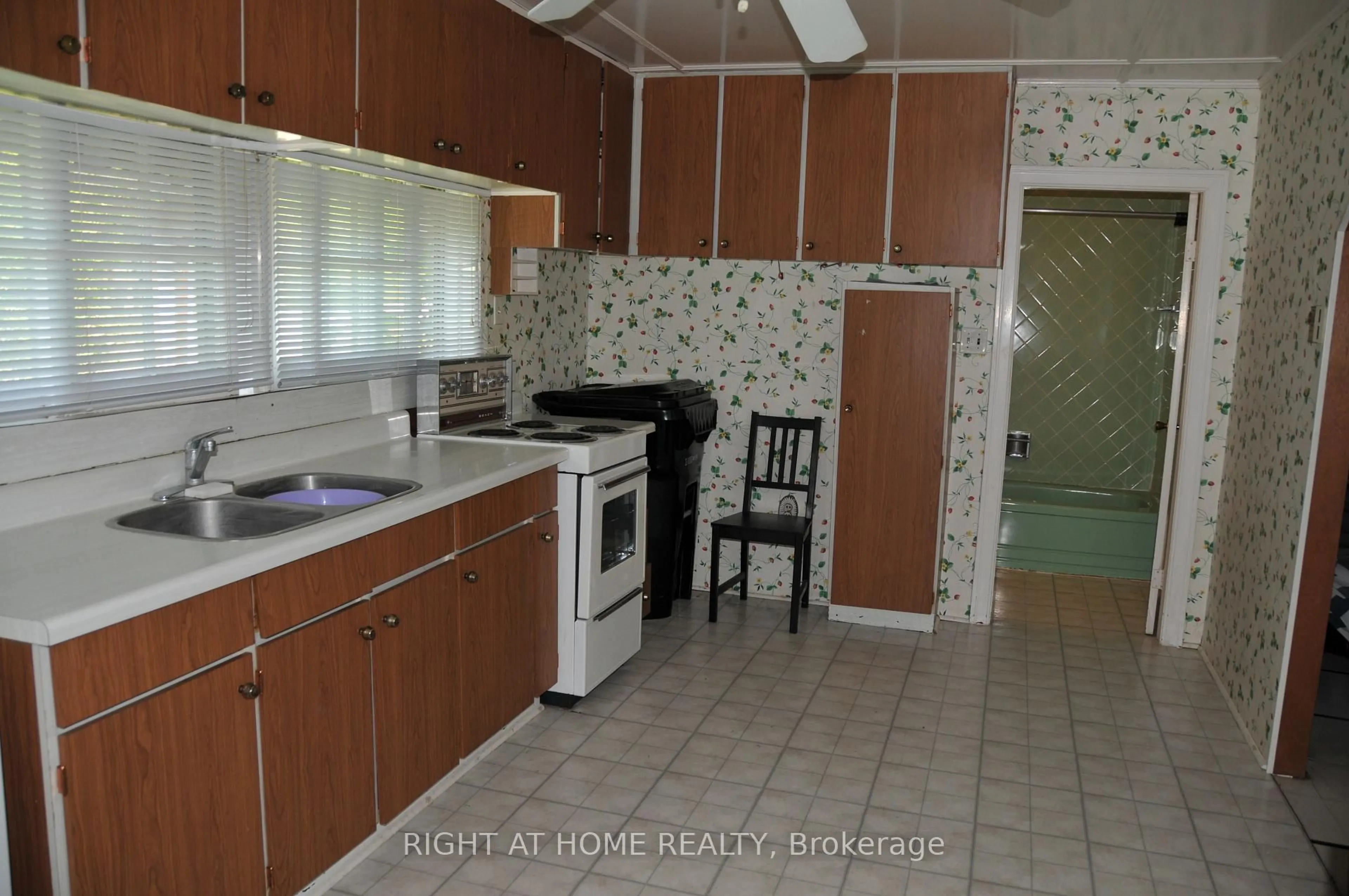 Standard kitchen, unknown for 1557 Houston Ave, Innisfil Ontario L9S 4M6