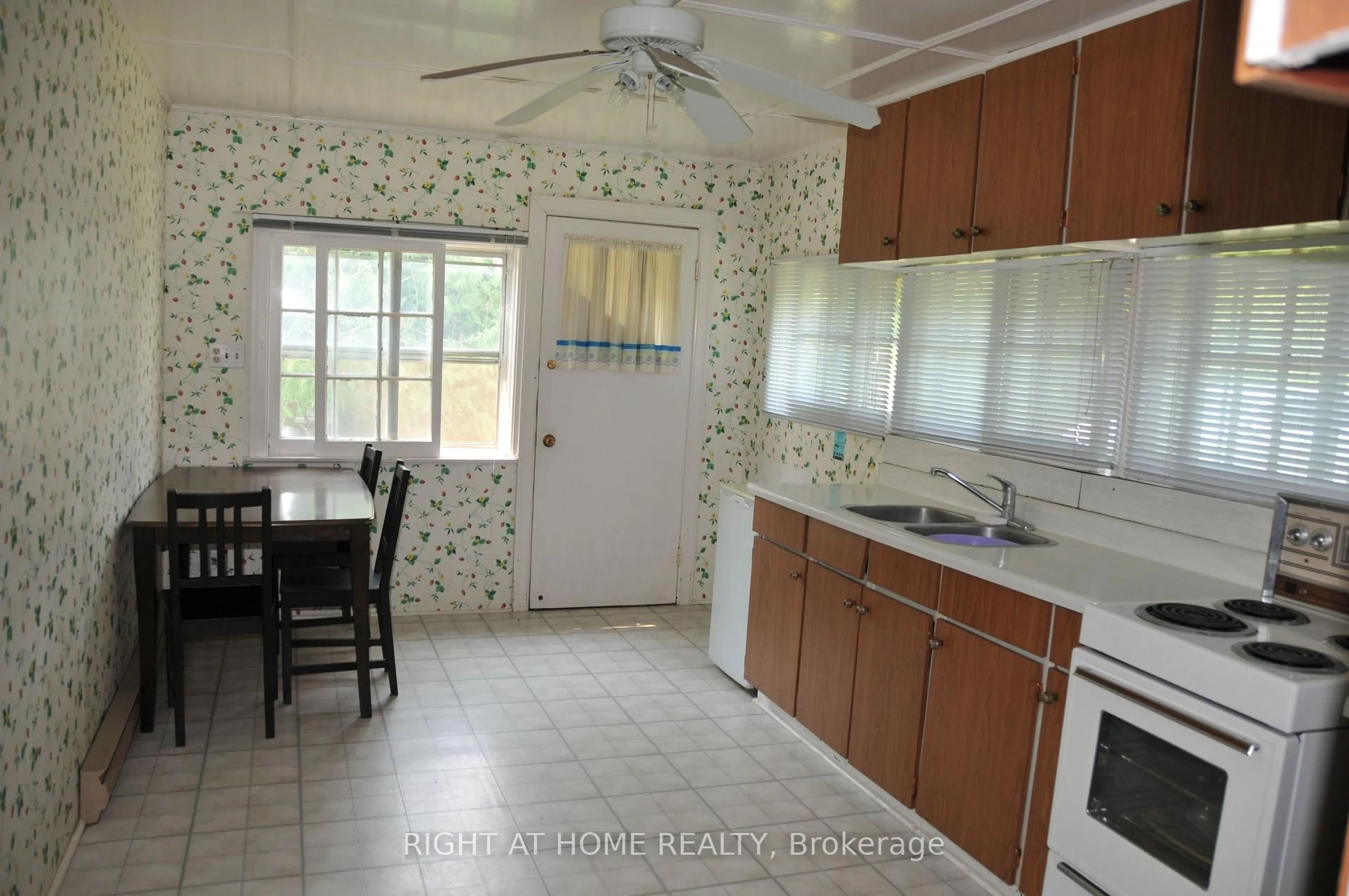 Standard kitchen, ceramic/tile floor for 1557 Houston Ave, Innisfil Ontario L9S 4M6