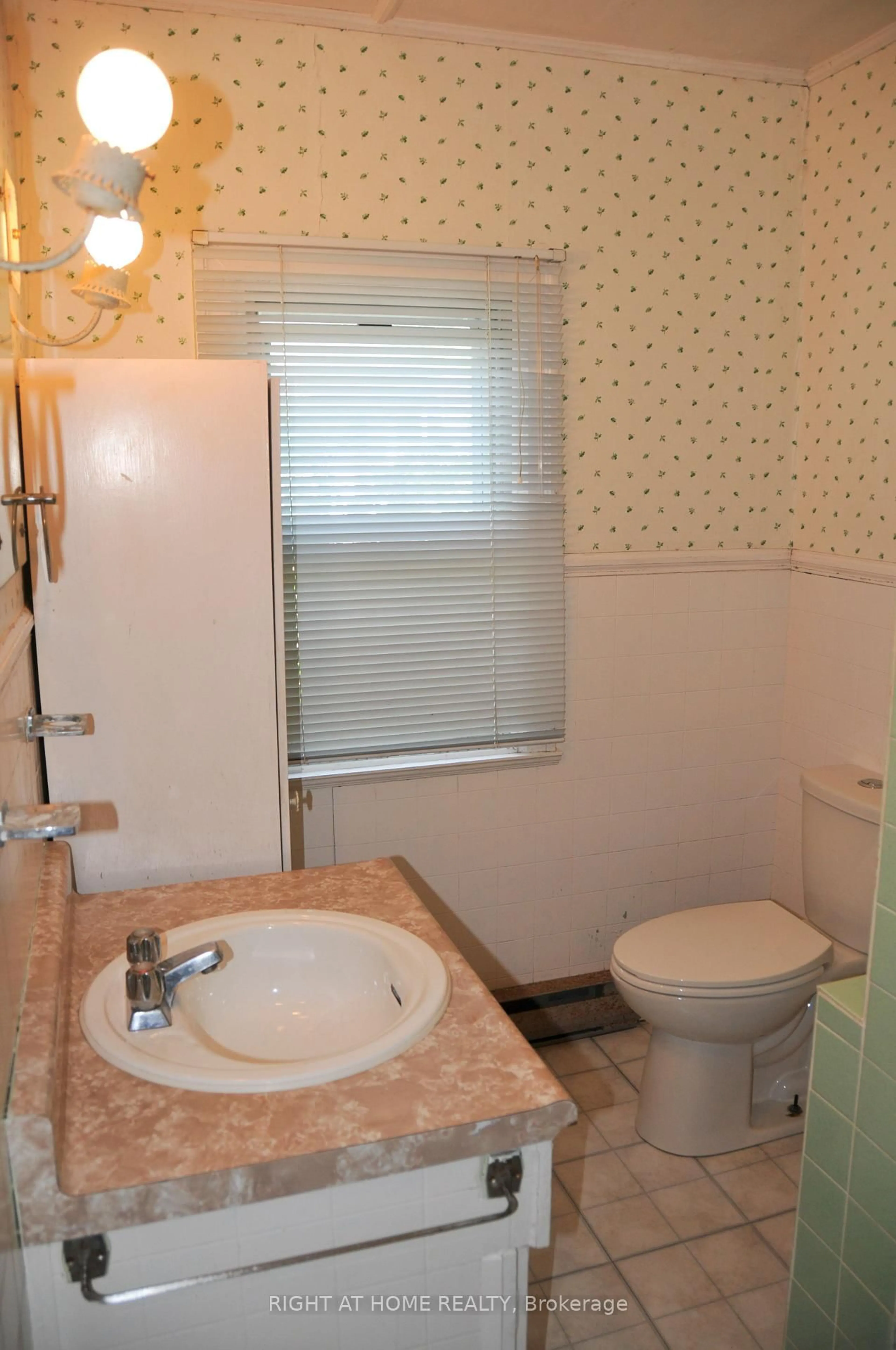 Standard bathroom, ceramic/tile floor for 1557 Houston Ave, Innisfil Ontario L9S 4M6