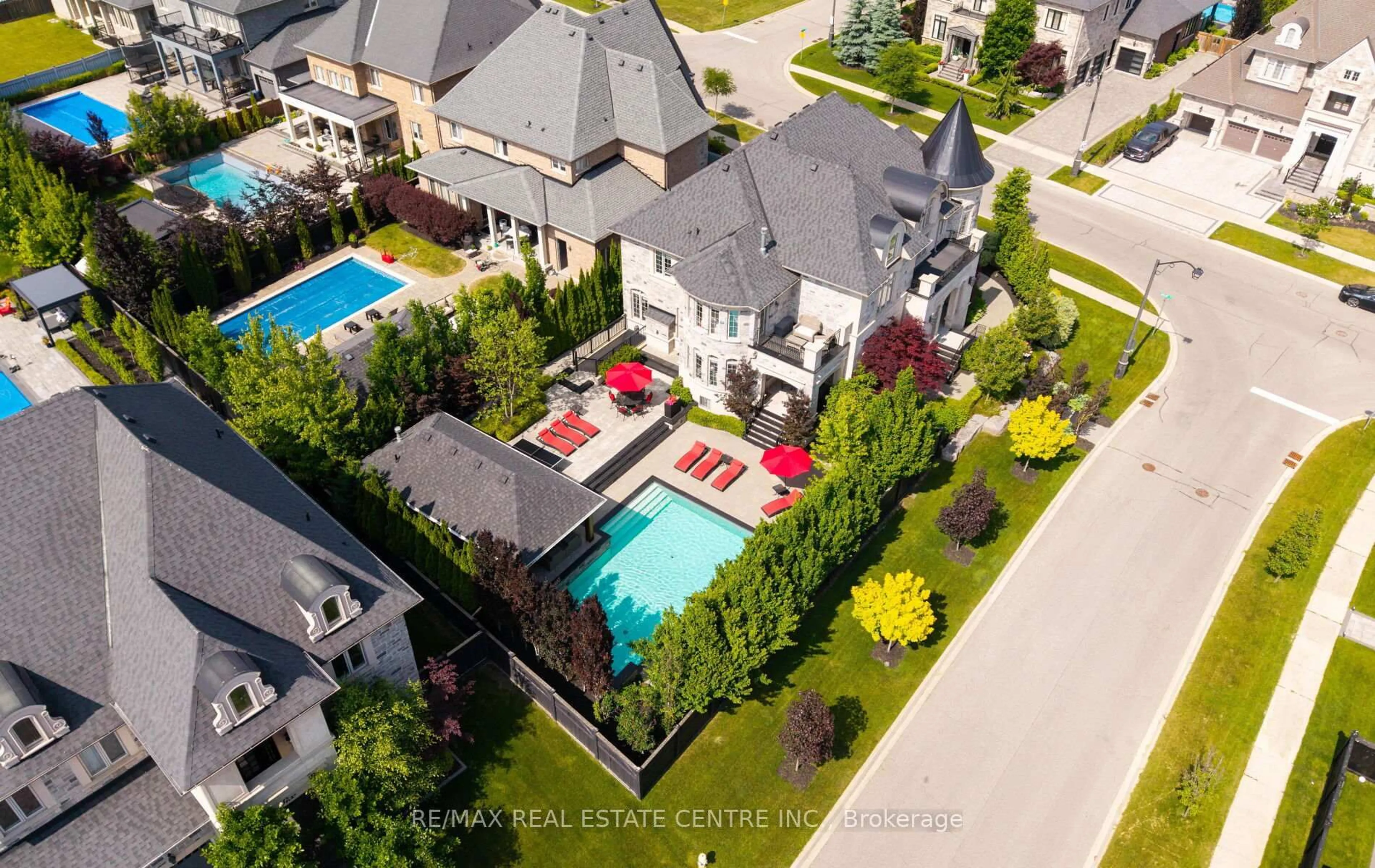 A pic from outside/outdoor area/front of a property/back of a property/a pic from drone, street for 60 Skyline Tr, King Ontario L7B 1N2
