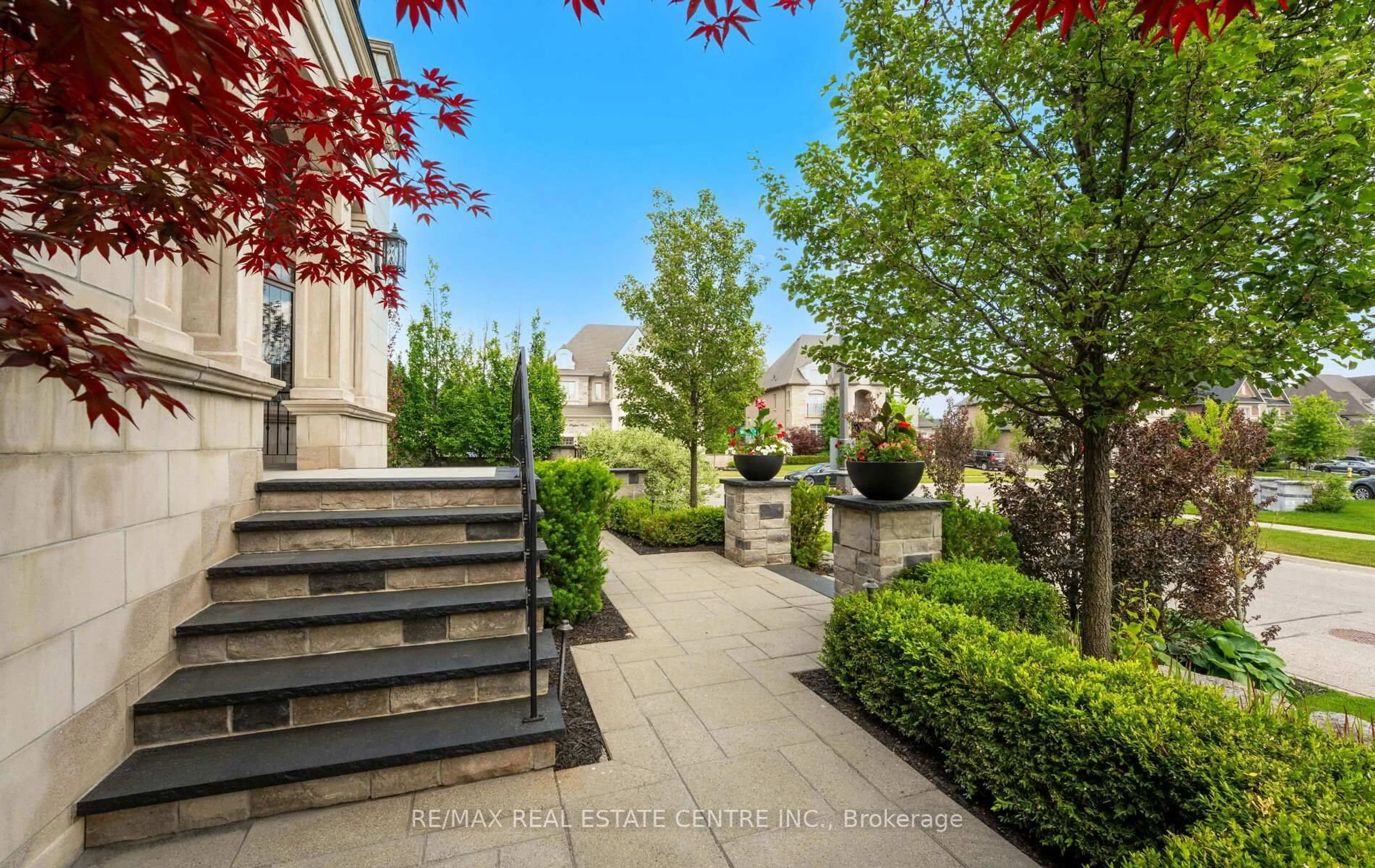 Patio, street for 60 Skyline Tr, King Ontario L7B 1N2