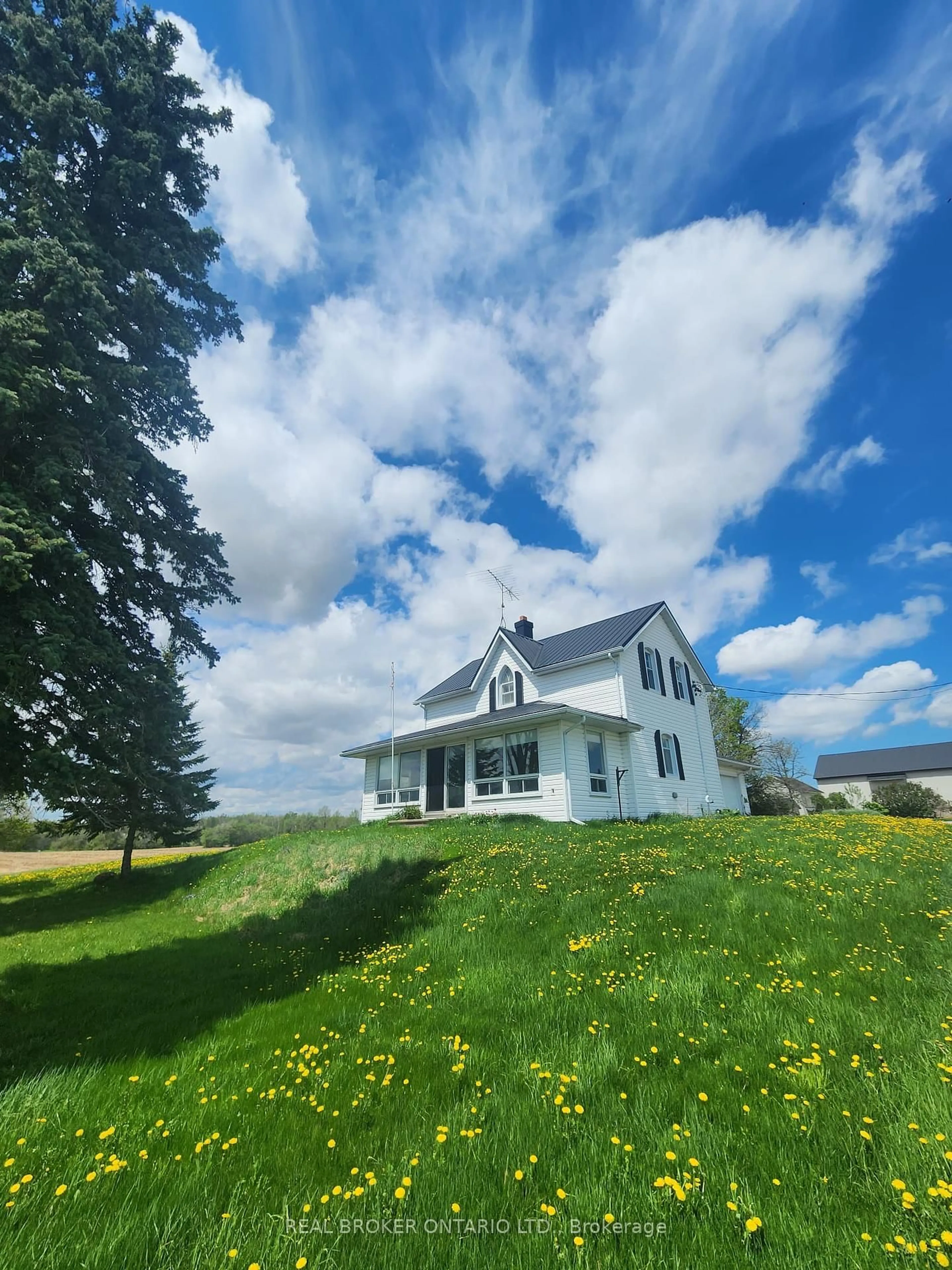 A pic from outside/outdoor area/front of a property/back of a property/a pic from drone, building for 2528 9th Line, Innisfil Ontario L9S 3Z7