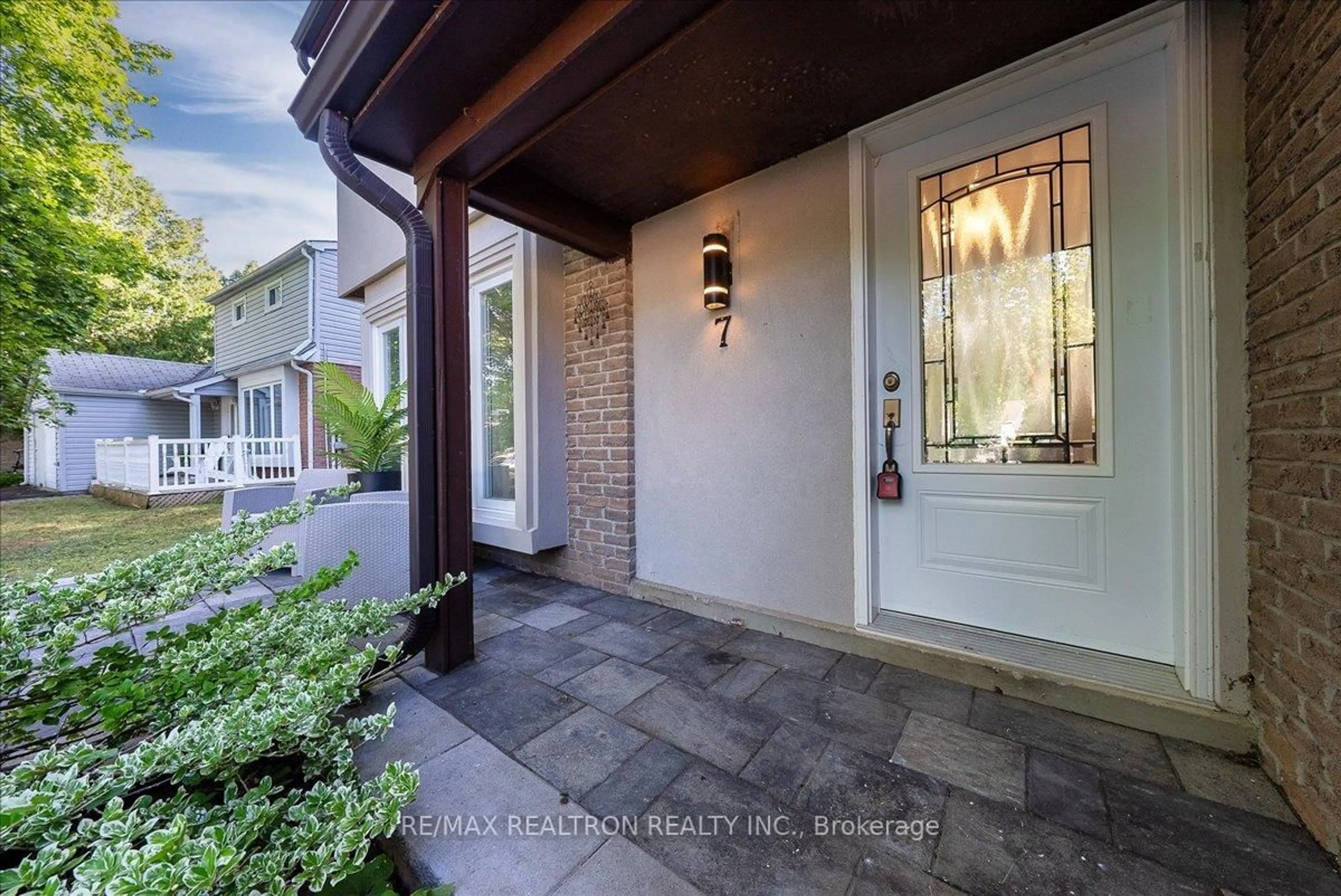 Indoor entryway for 7 Grist Mill Rd, East Gwillimbury Ontario L9N 1B9