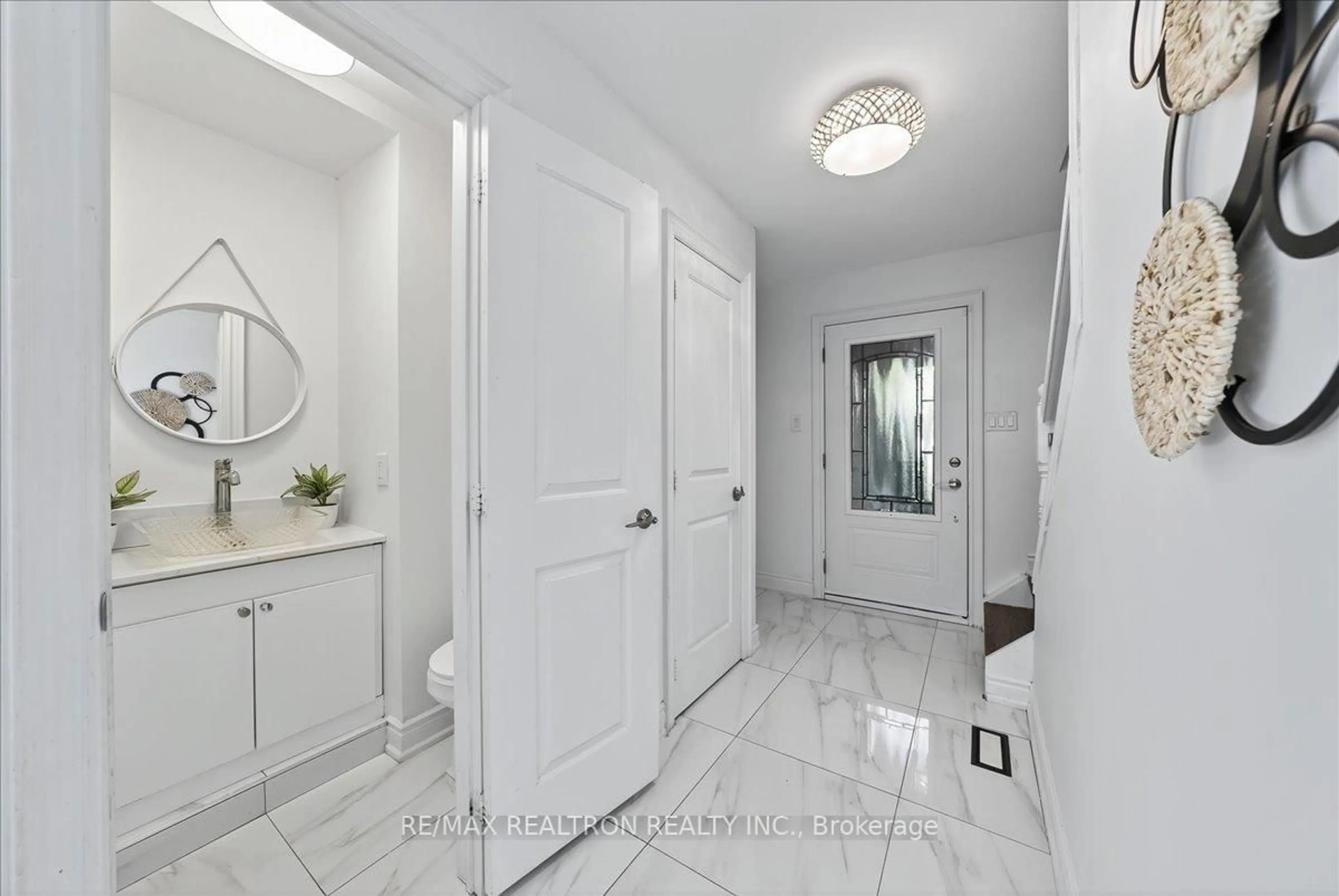 Indoor entryway for 7 Grist Mill Rd, East Gwillimbury Ontario L9N 1B9