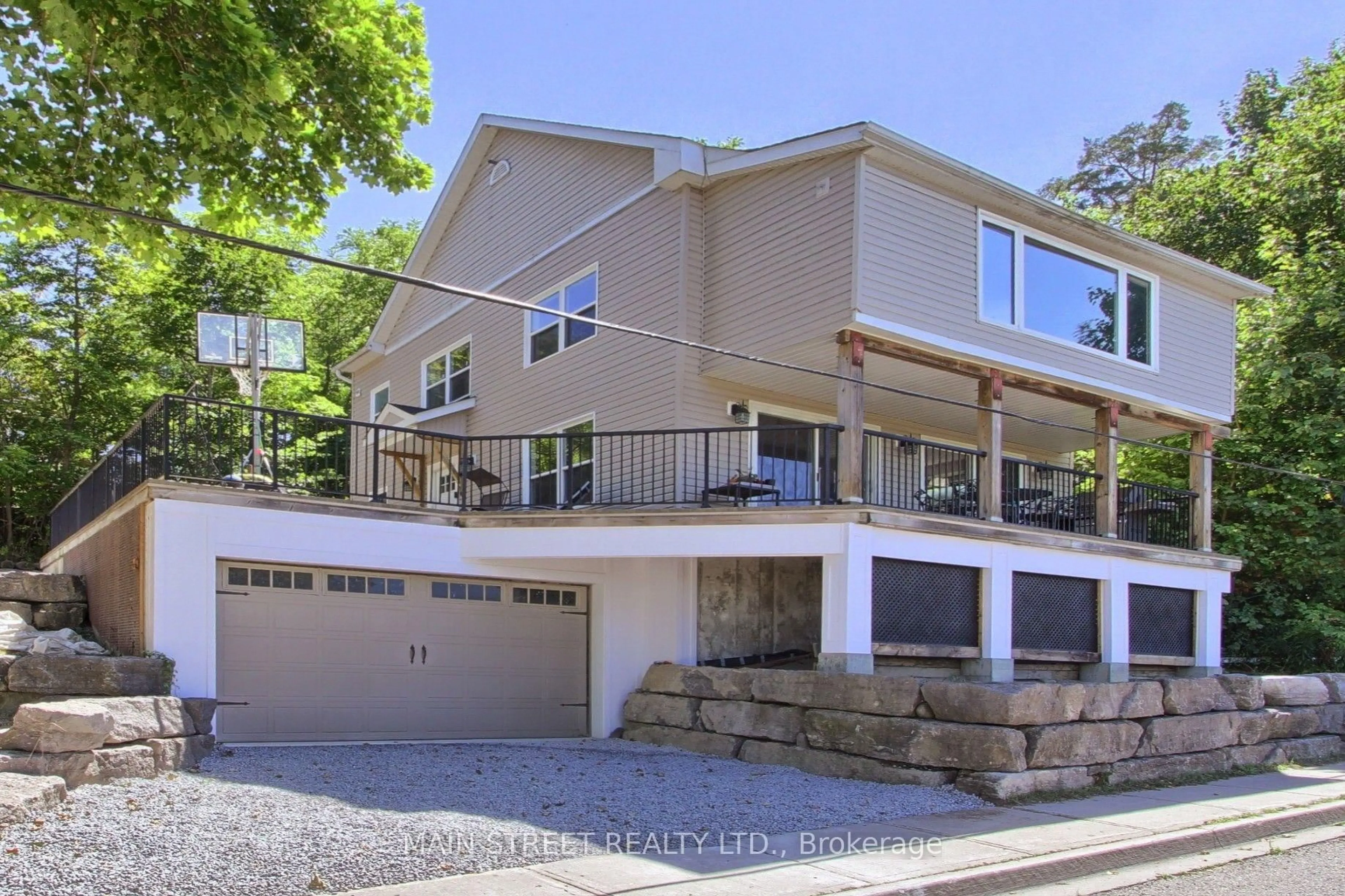 Home with vinyl exterior material, street for 315 Cotter St, Newmarket Ontario L3Y 3X9