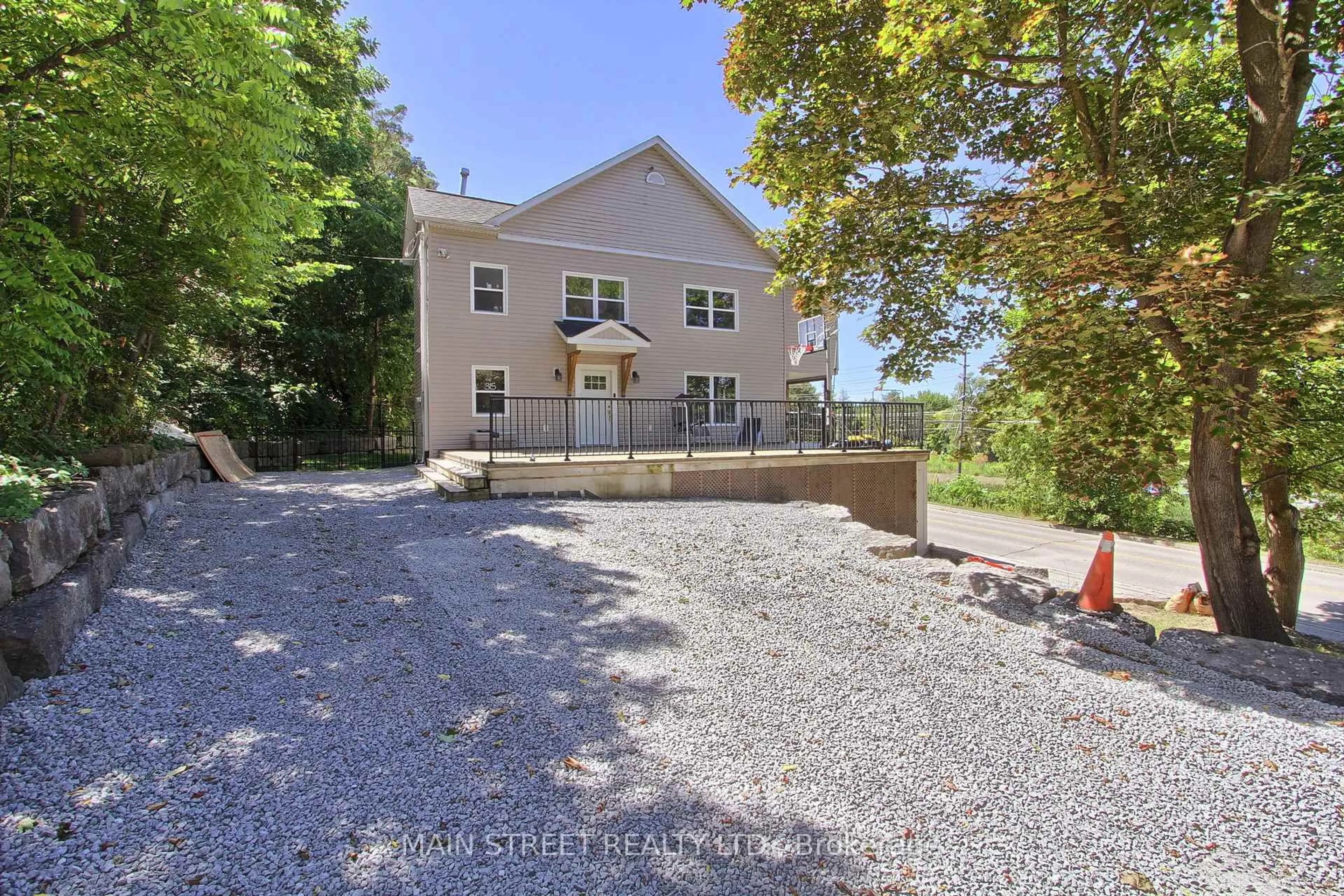 A pic from outside/outdoor area/front of a property/back of a property/a pic from drone, water/lake/river/ocean view for 315 Cotter St, Newmarket Ontario L3Y 3X9