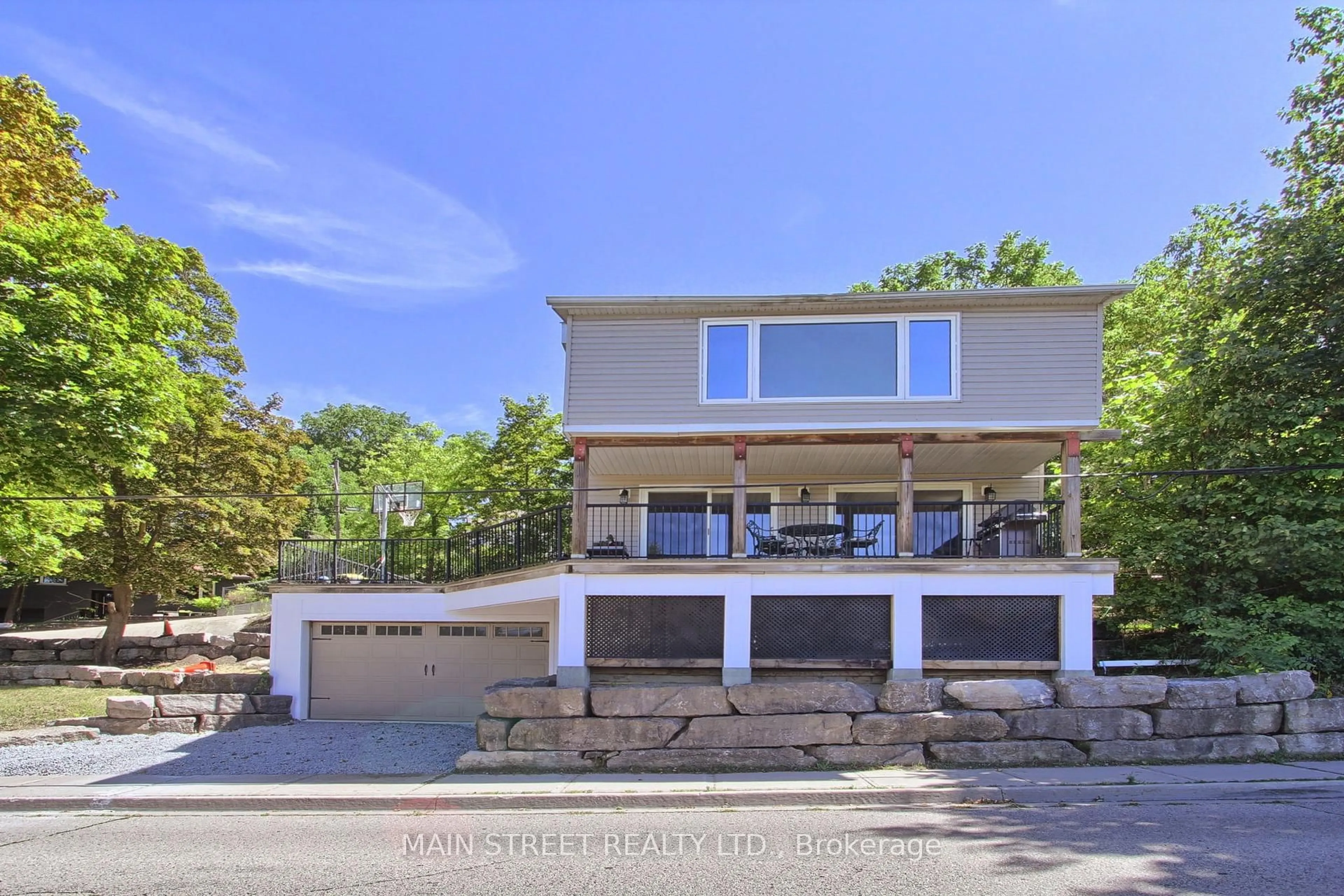 A pic from outside/outdoor area/front of a property/back of a property/a pic from drone, water/lake/river/ocean view for 315 Cotter St, Newmarket Ontario L3Y 3X9