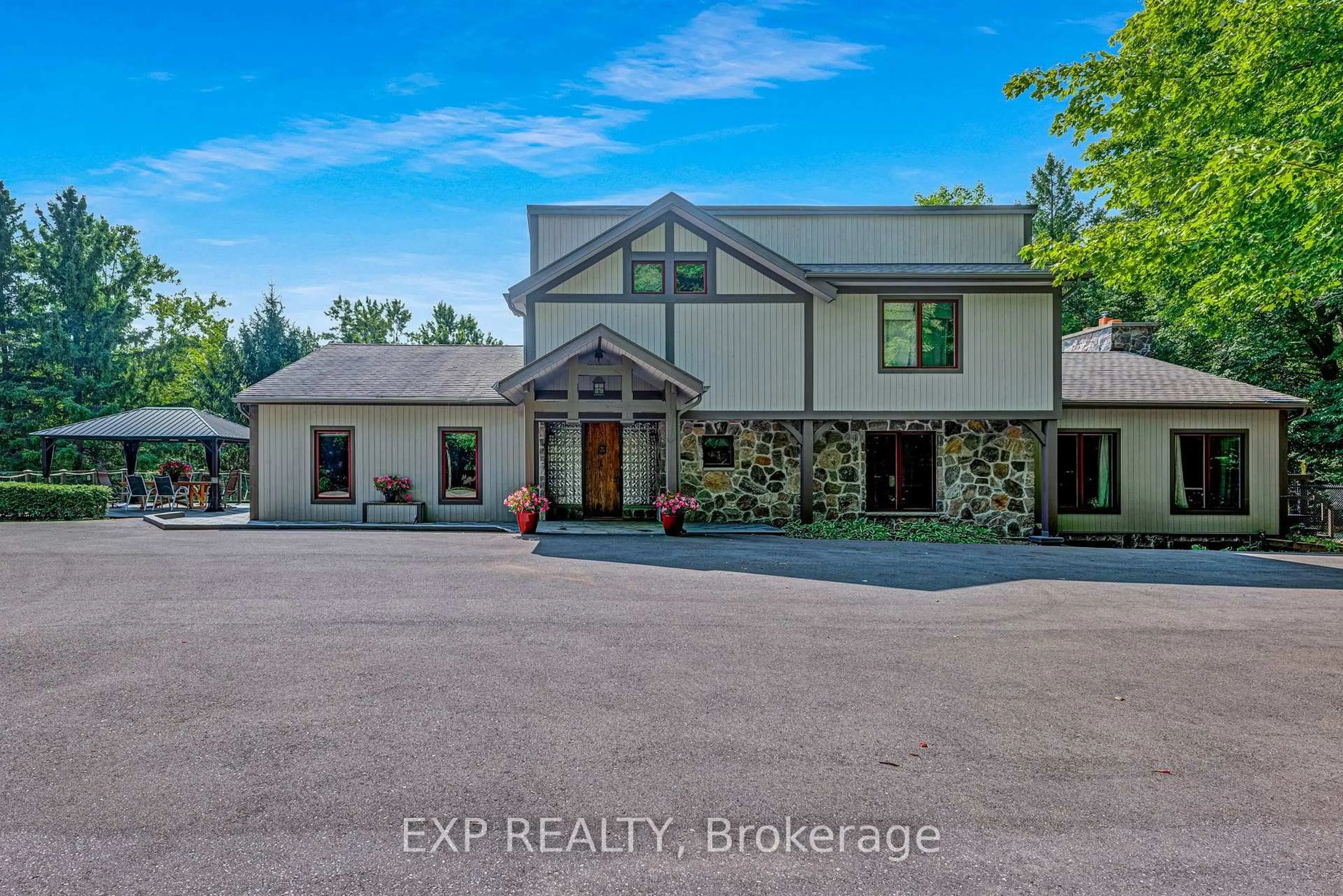 A pic from outside/outdoor area/front of a property/back of a property/a pic from drone, unknown for 18340 Bathurst St, King Ontario L3Y 4V9