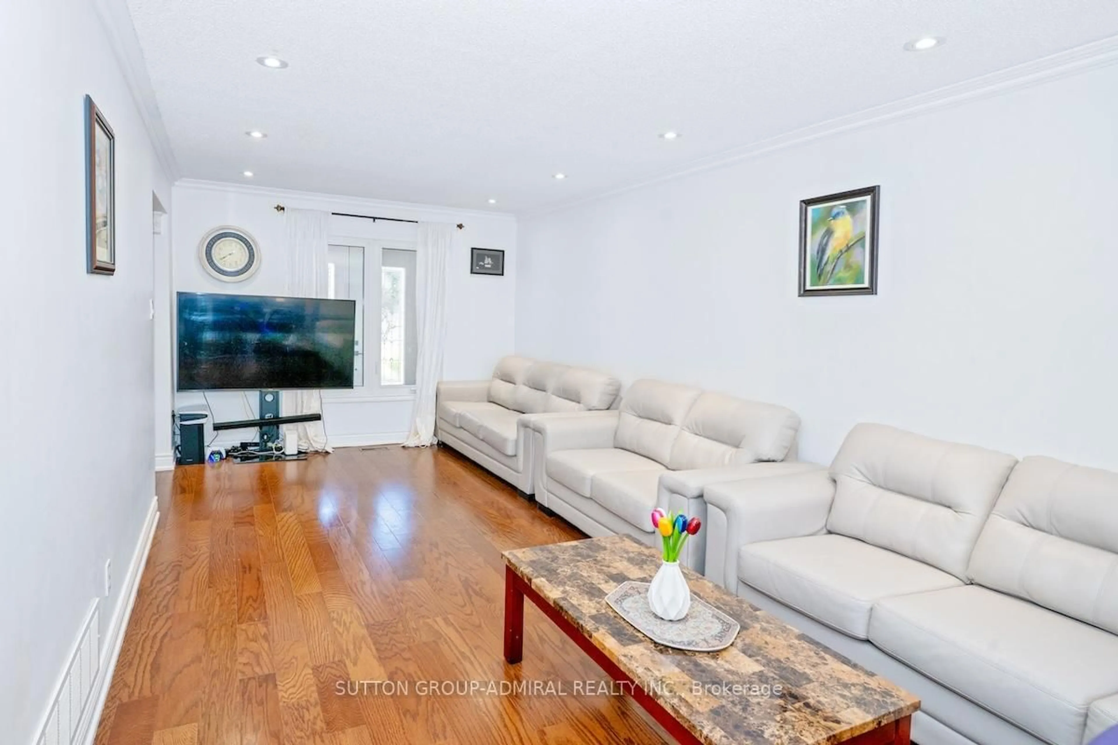 Living room with furniture, wood/laminate floor for 85 Glen Cres, Vaughan Ontario L4J 4W7