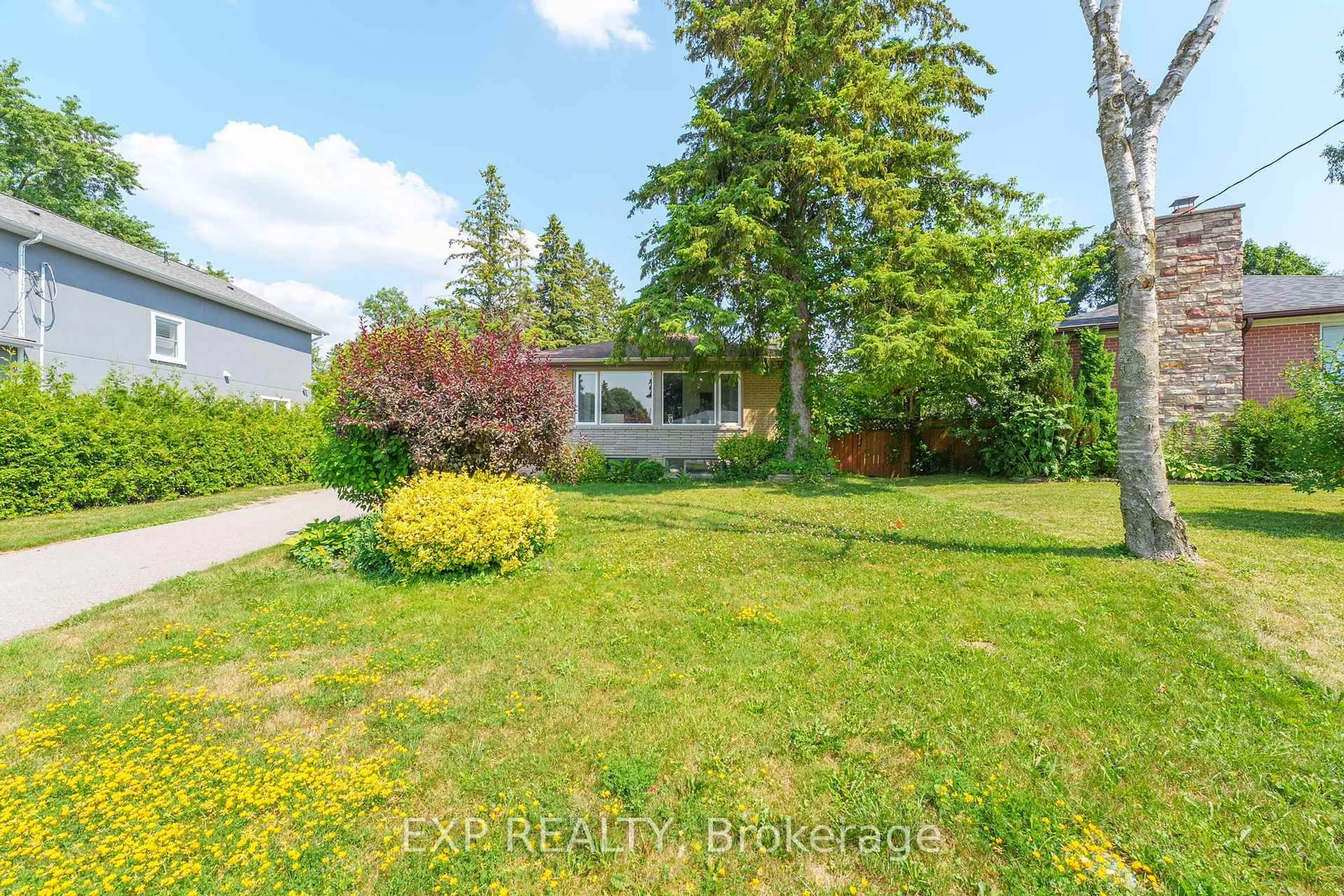 A pic from outside/outdoor area/front of a property/back of a property/a pic from drone, street for 31 Patrick Dr, Aurora Ontario L4G 2A6