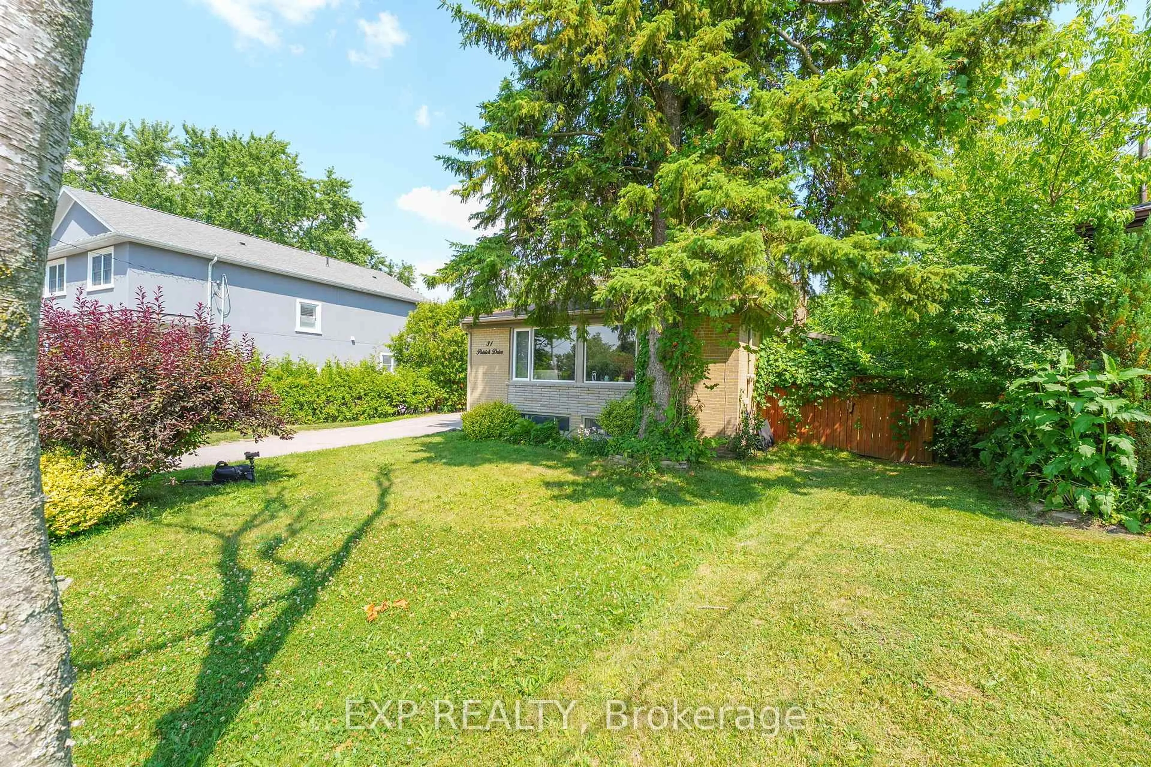 A pic from outside/outdoor area/front of a property/back of a property/a pic from drone, street for 31 Patrick Dr, Aurora Ontario L4G 2A6