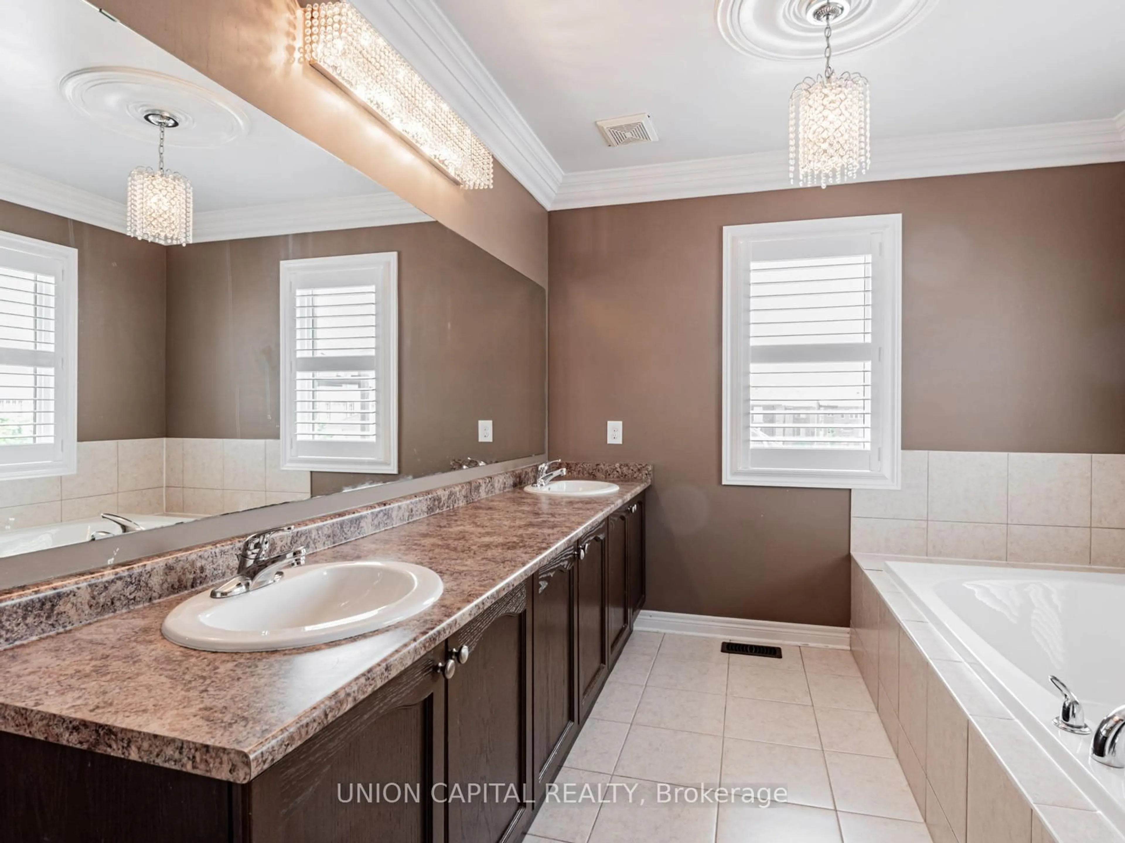 Contemporary bathroom, ceramic/tile floor for 18 Honey Glen Ave, Markham Ontario L6B 0T8
