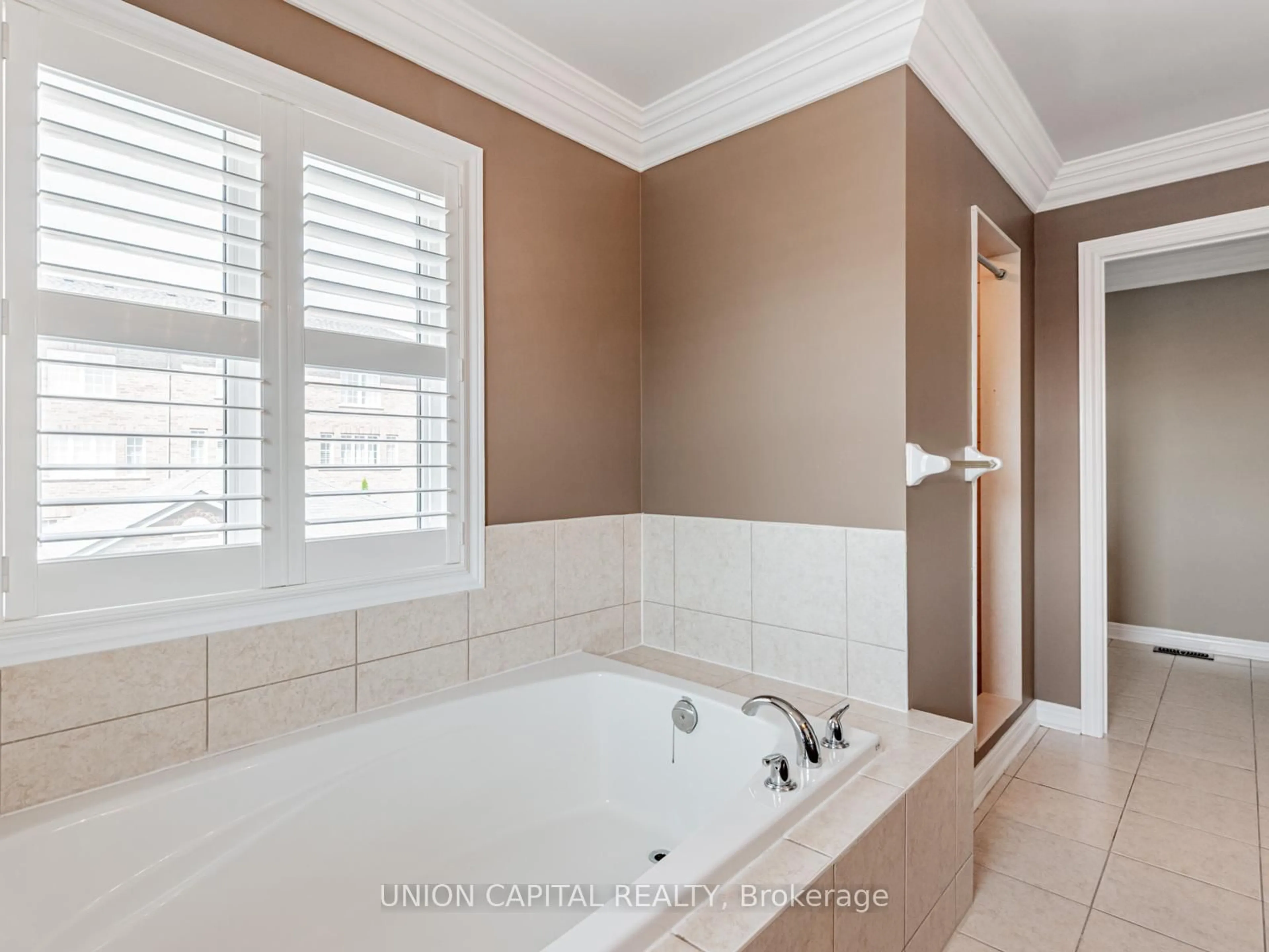 Contemporary bathroom, ceramic/tile floor for 18 Honey Glen Ave, Markham Ontario L6B 0T8