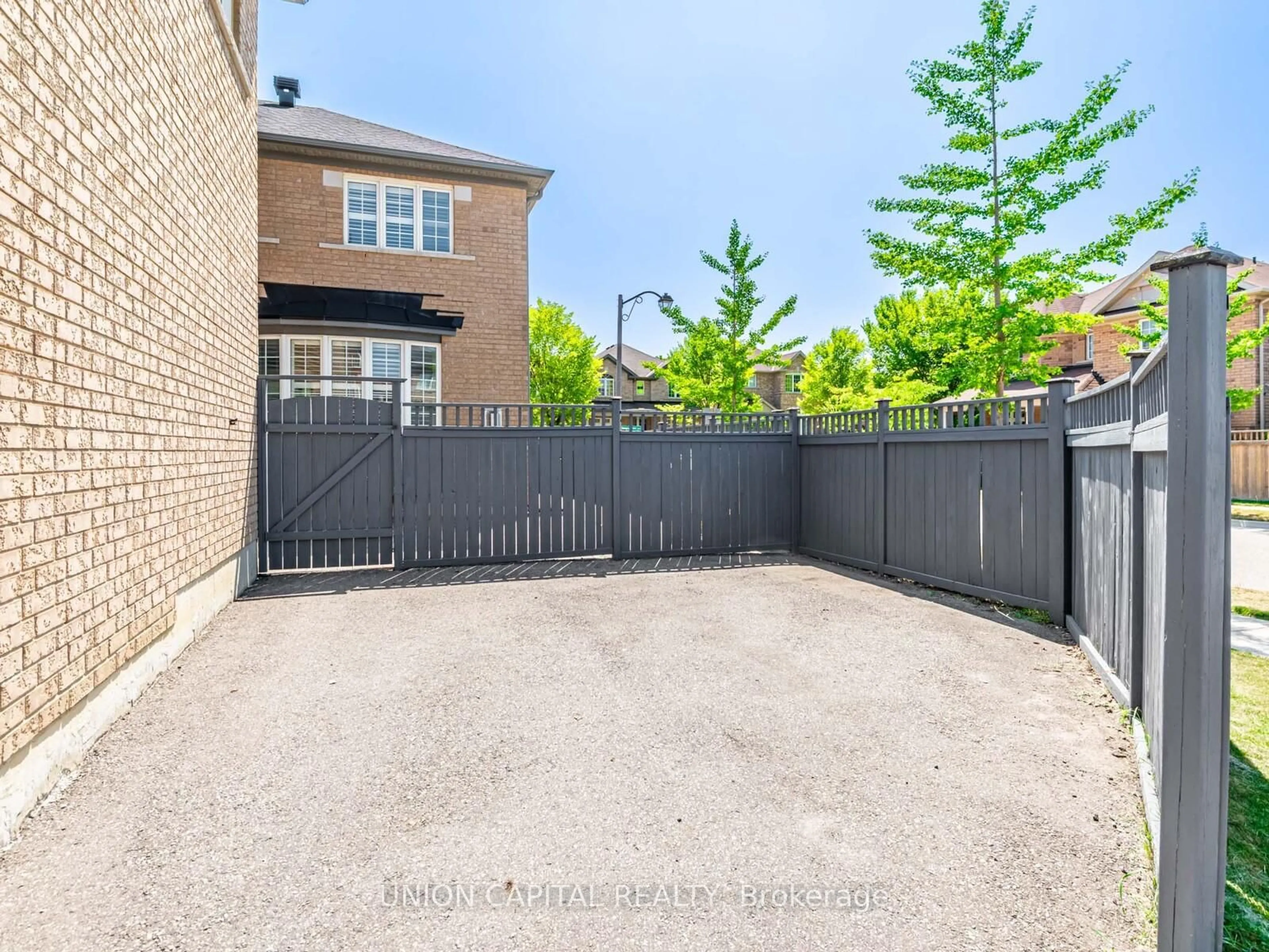 A pic from outside/outdoor area/front of a property/back of a property/a pic from drone, street for 18 Honey Glen Ave, Markham Ontario L6B 0T8