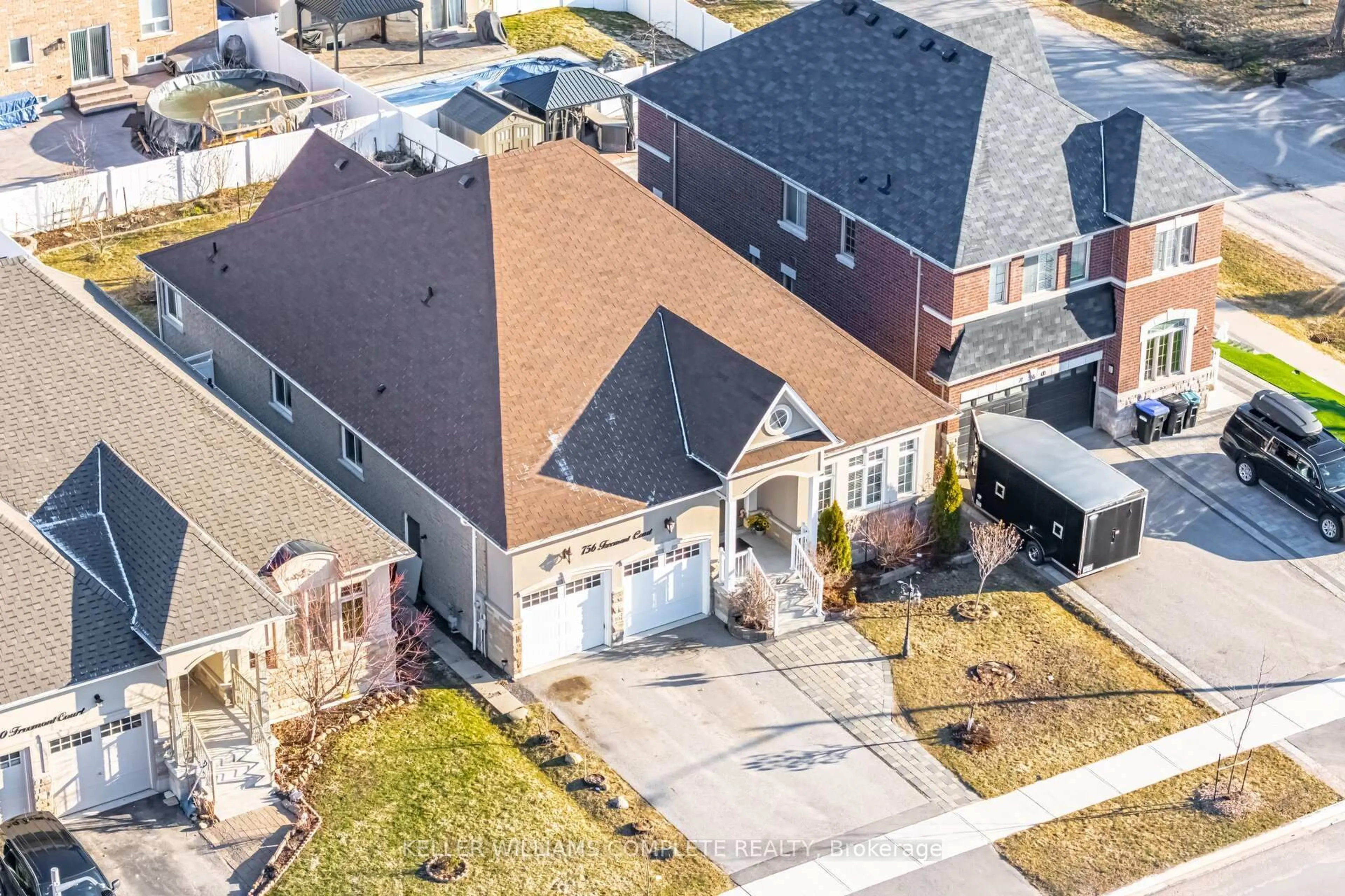 A pic from outside/outdoor area/front of a property/back of a property/a pic from drone, street for 756 Freemont Crt, Innisfil Ontario L9S 0K4