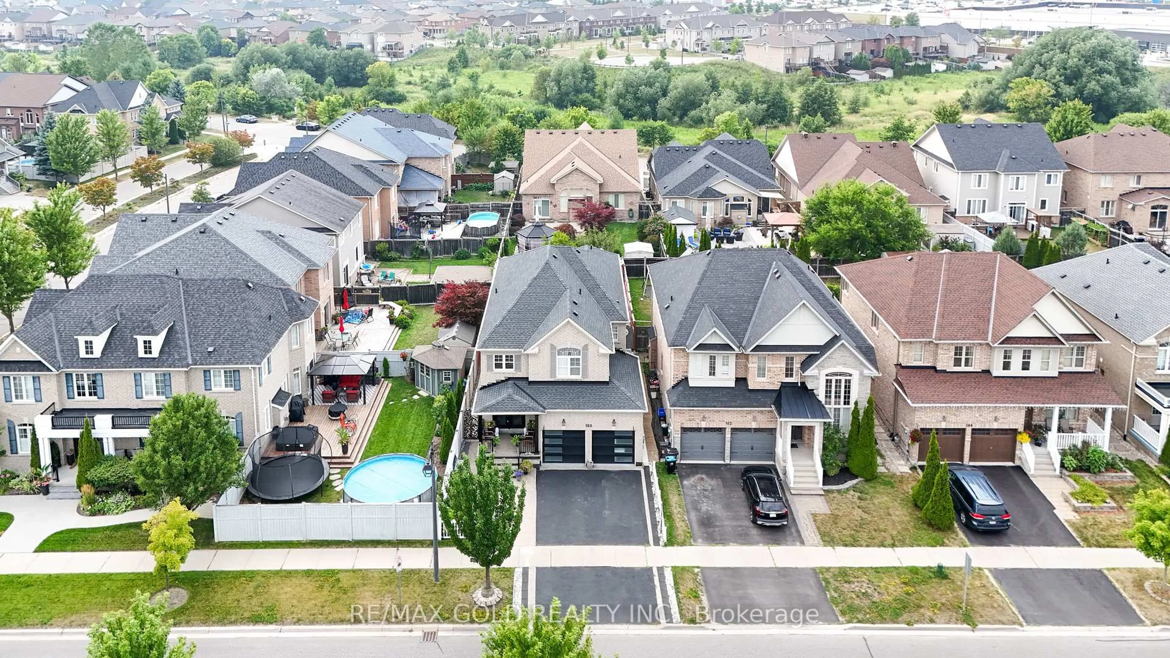 A pic from outside/outdoor area/front of a property/back of a property/a pic from drone, street for 180 West Park Ave, Bradford West Gwillimbury Ontario L3Z 0B9