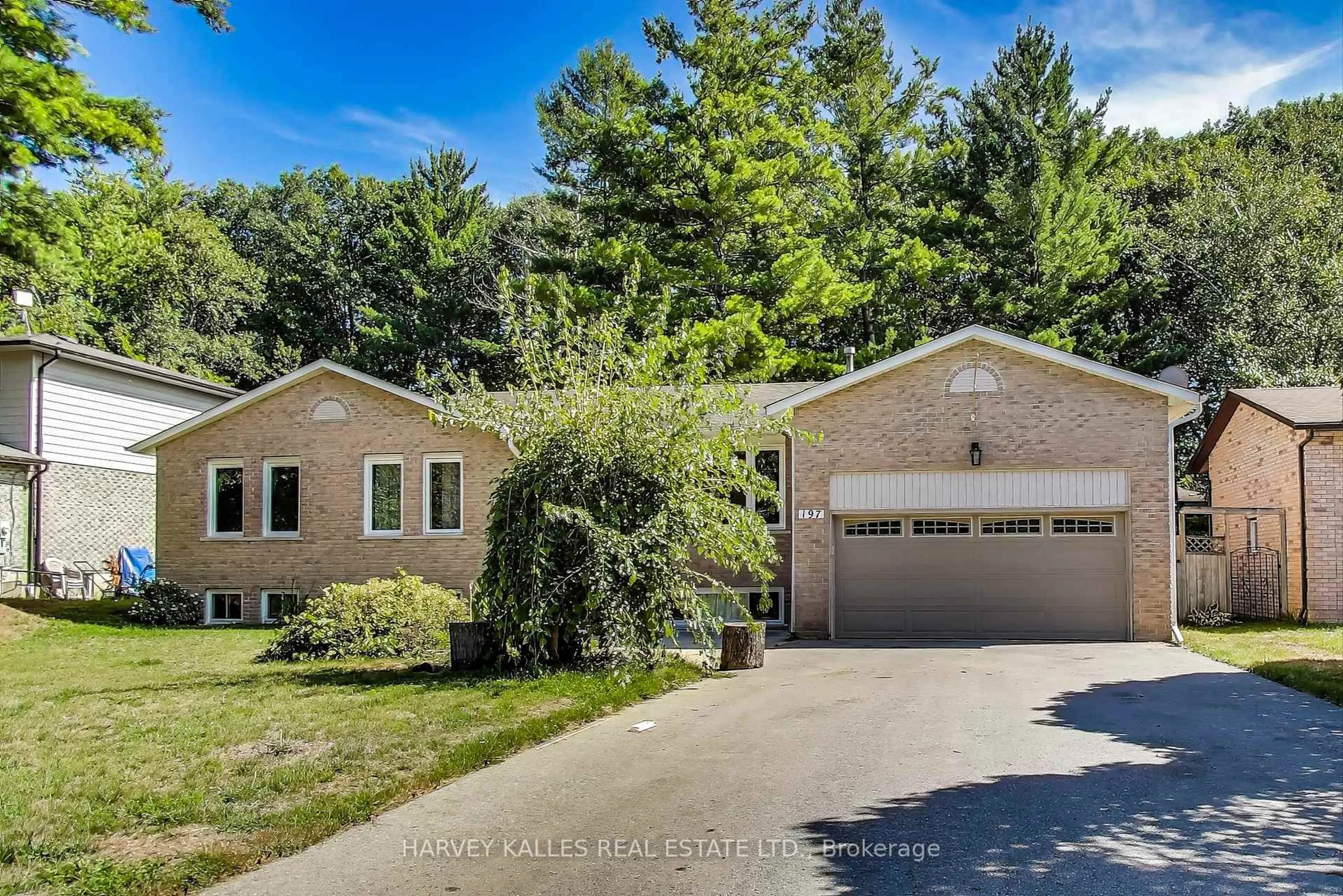 Home with vinyl exterior material, street for 197 Park Ave, East Gwillimbury Ontario L9N 1J7