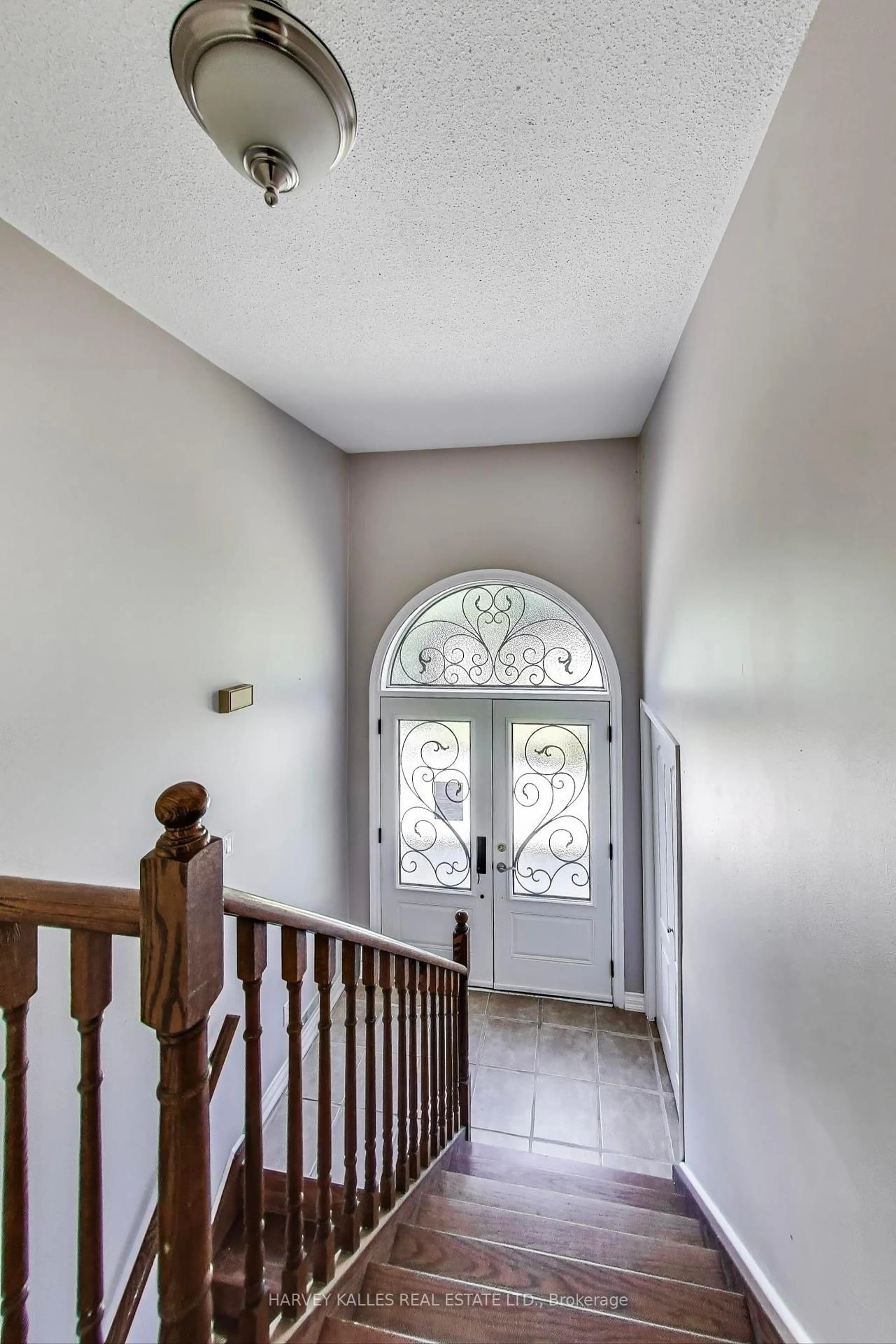 Indoor entryway for 197 Park Ave, East Gwillimbury Ontario L9N 1J7