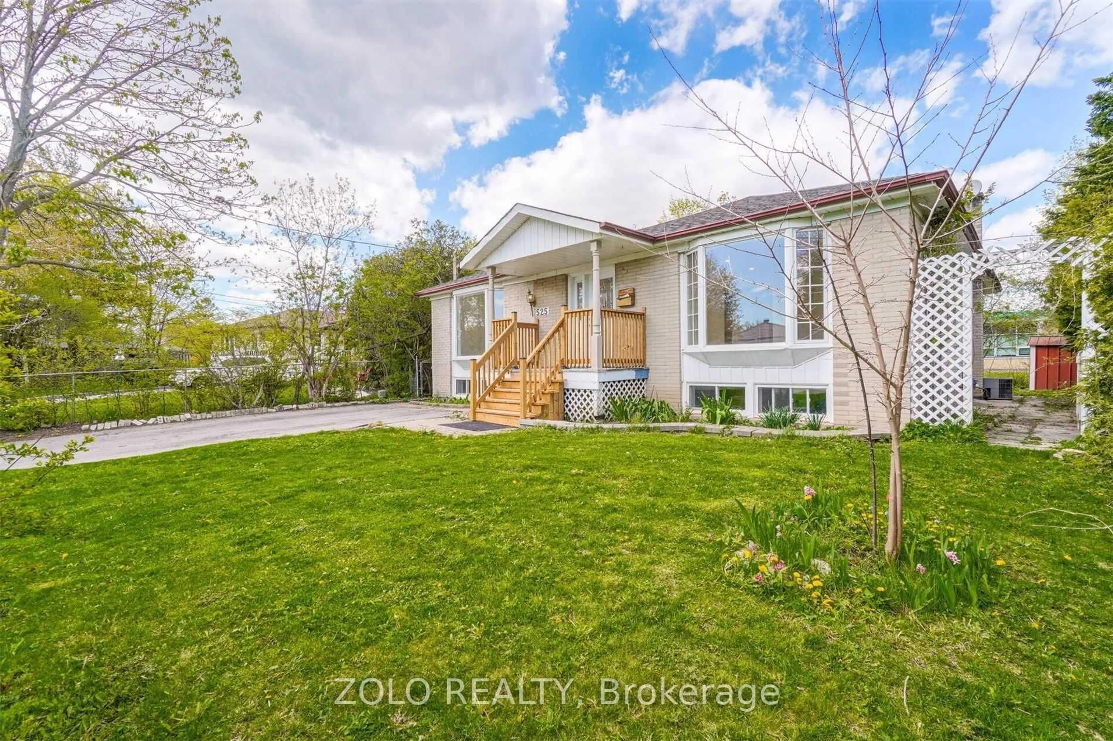 A pic from outside/outdoor area/front of a property/back of a property/a pic from drone, unknown for 525 Lynett Cres, Richmond Hill Ontario L4C 2V8