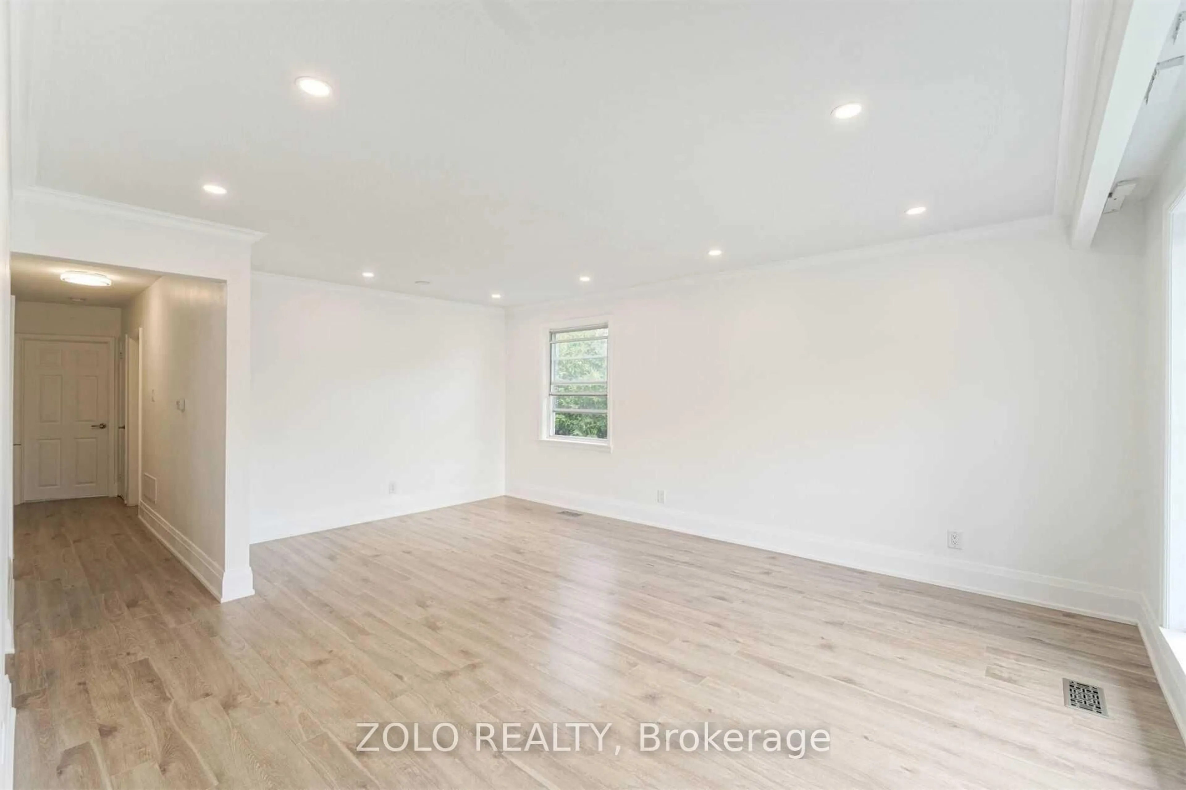 A pic of a room for 525 Lynett Cres, Richmond Hill Ontario L4C 2V8