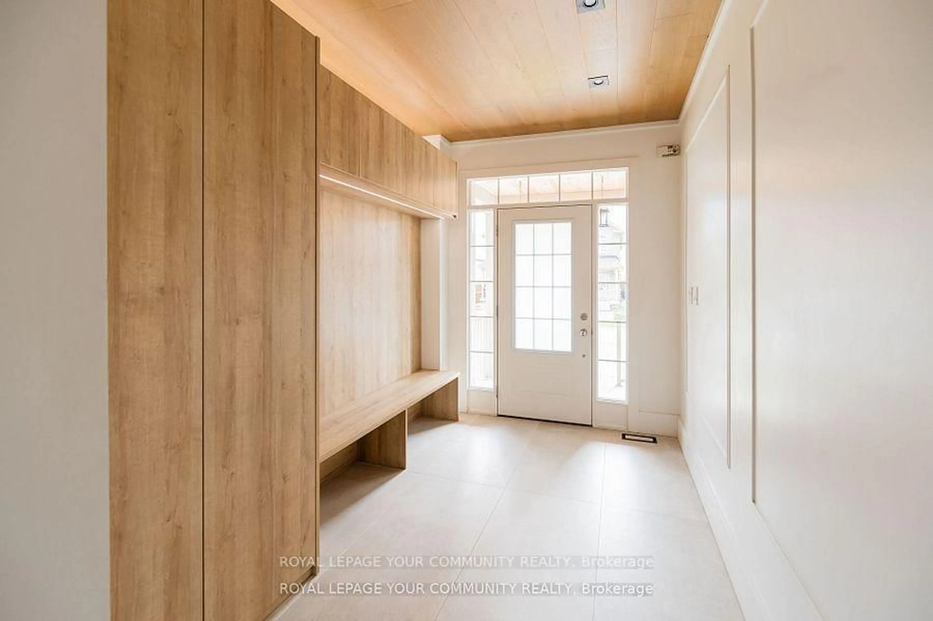 Indoor entryway for 54 Frederick Taylor Way, East Gwillimbury Ontario L0G 1M0
