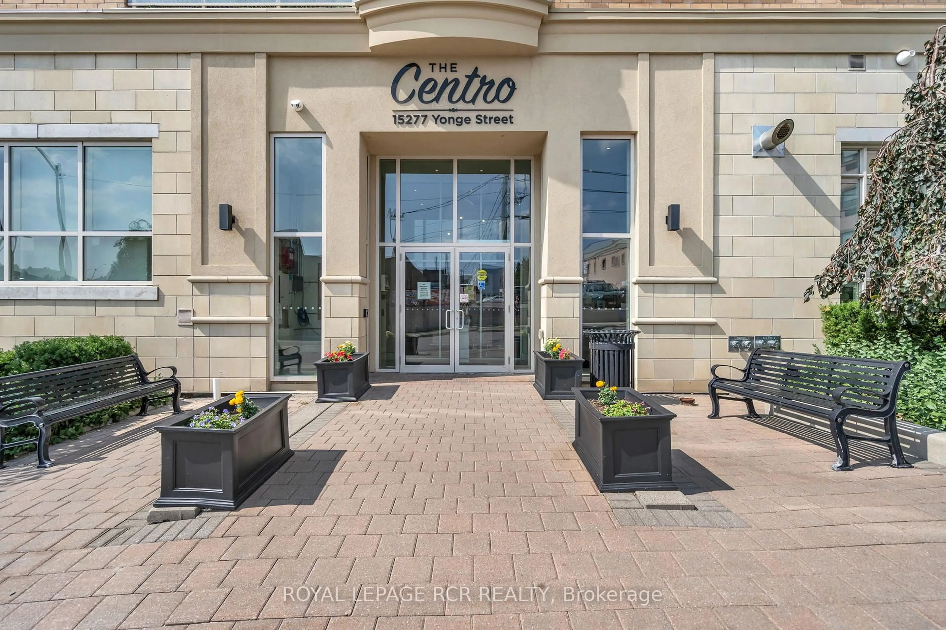 Patio, building for 15277 Yonge St #409, Aurora Ontario L4G 1Y3