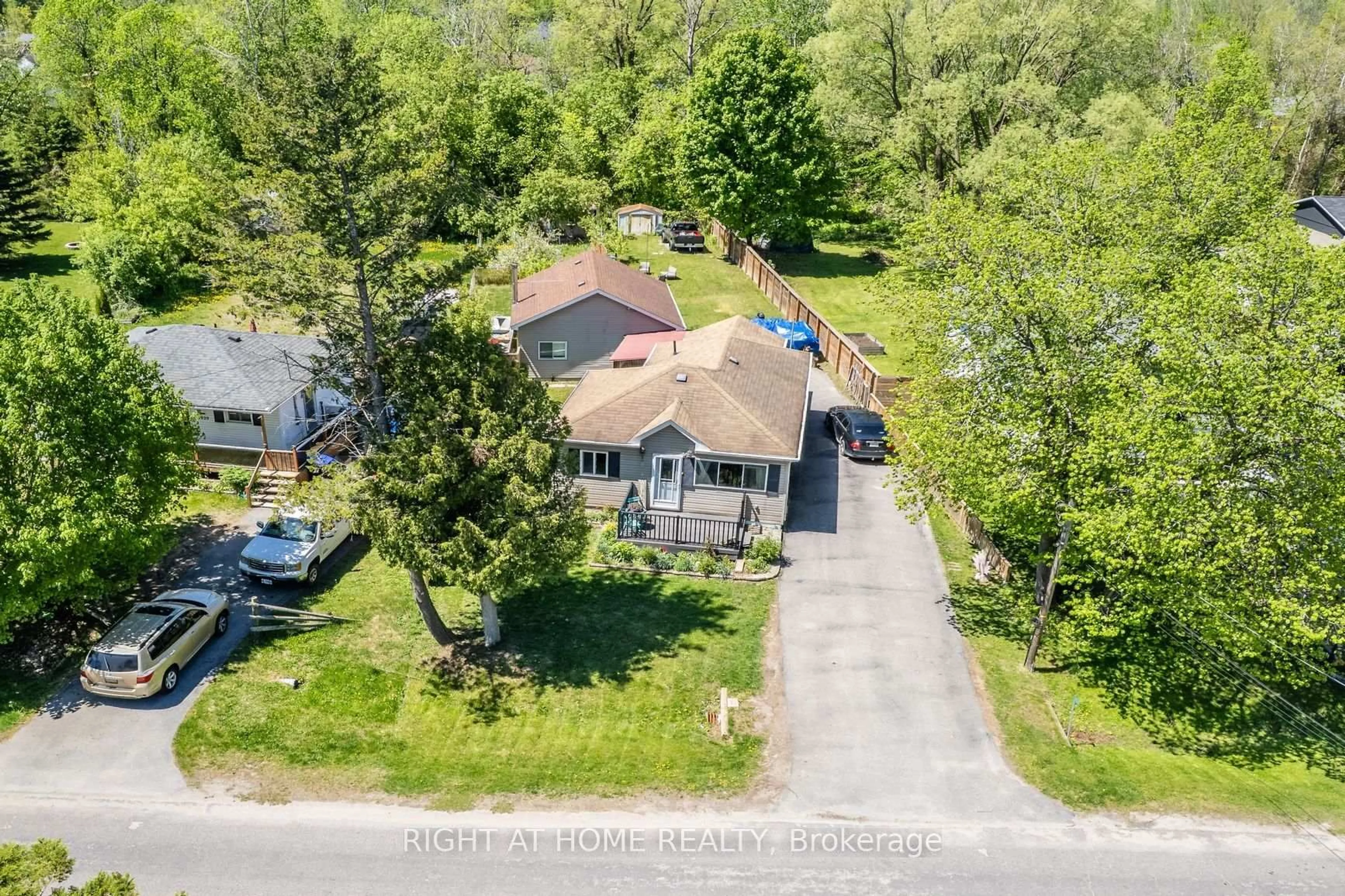 A pic from outside/outdoor area/front of a property/back of a property/a pic from drone, street for 1024 Ferrier Ave, Innisfil Ontario L0L 1W0
