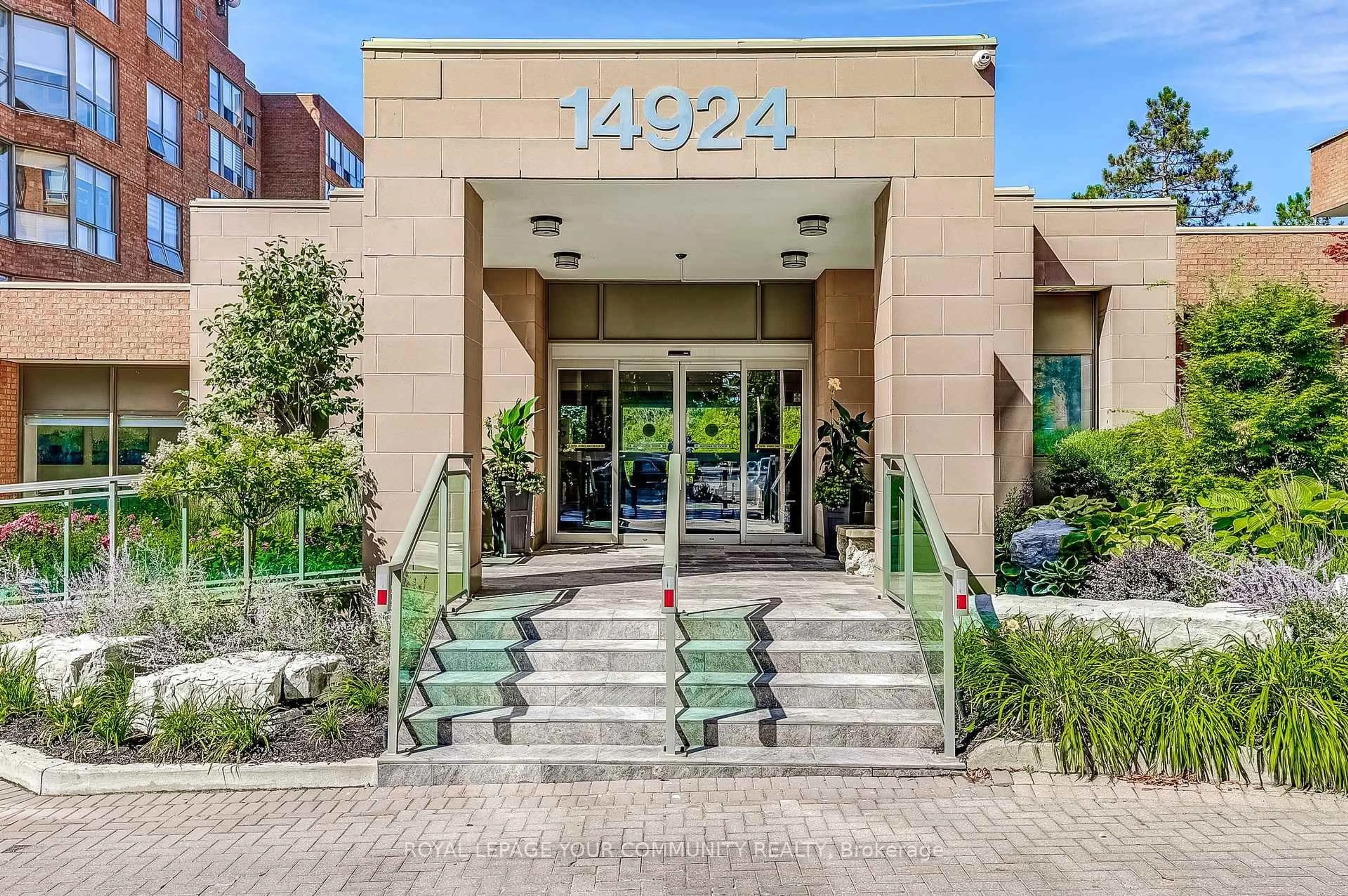 Indoor foyer for 14924 Yonge St #604, Aurora Ontario L4G 6H7