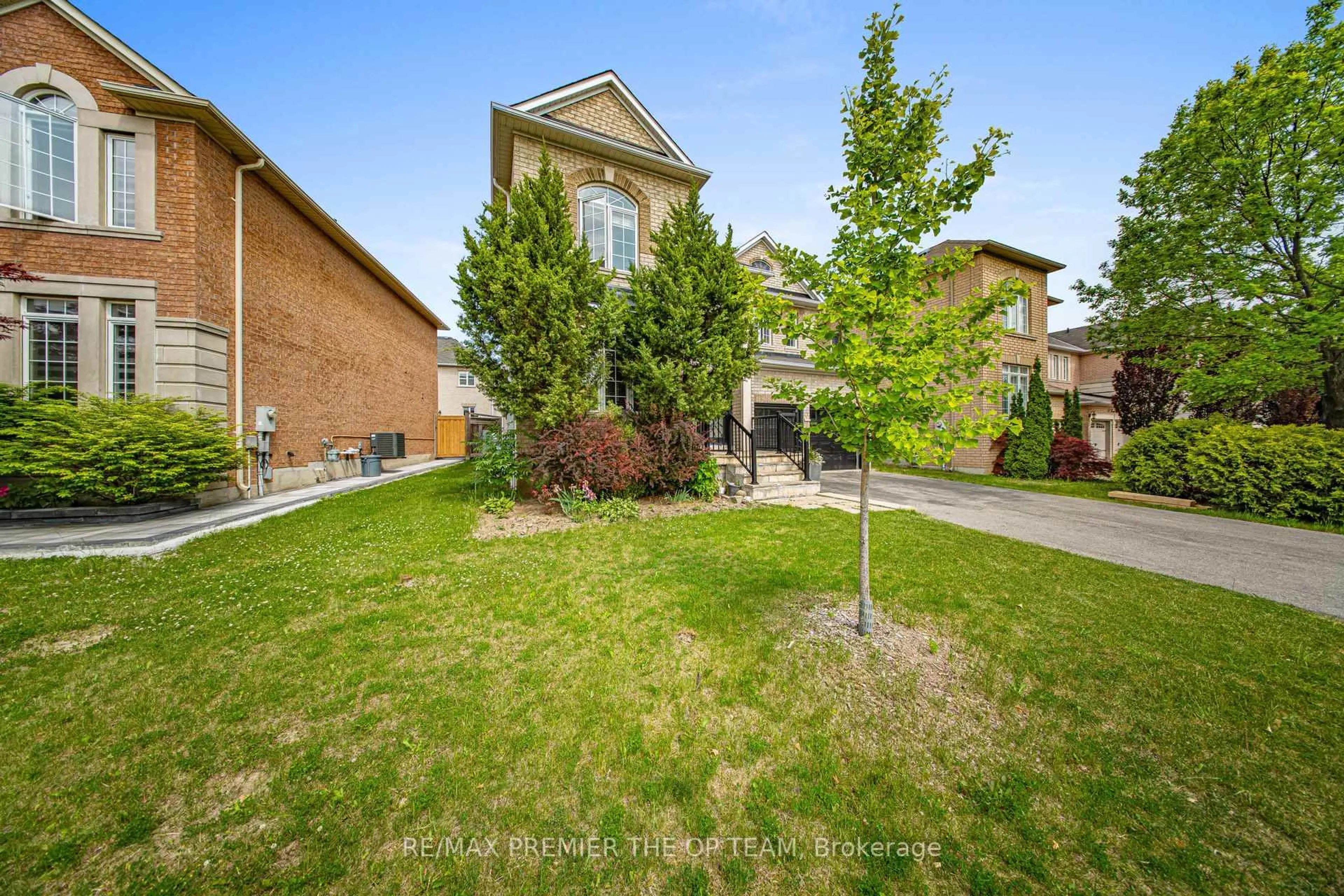 A pic from outside/outdoor area/front of a property/back of a property/a pic from drone, street for 59 Rossi Dr, Vaughan Ontario L4H 3K7